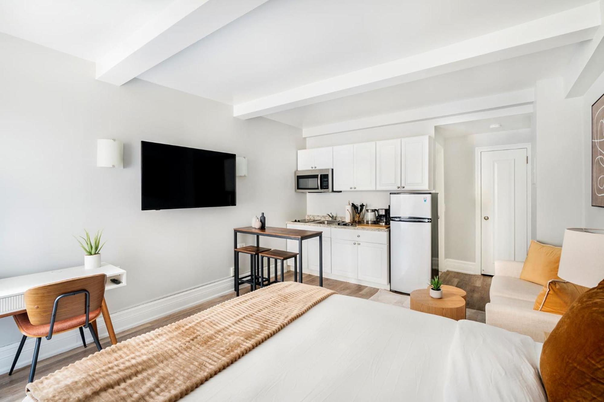 73-410 Luxury 24 Dm New Uws Gym Laundry New York