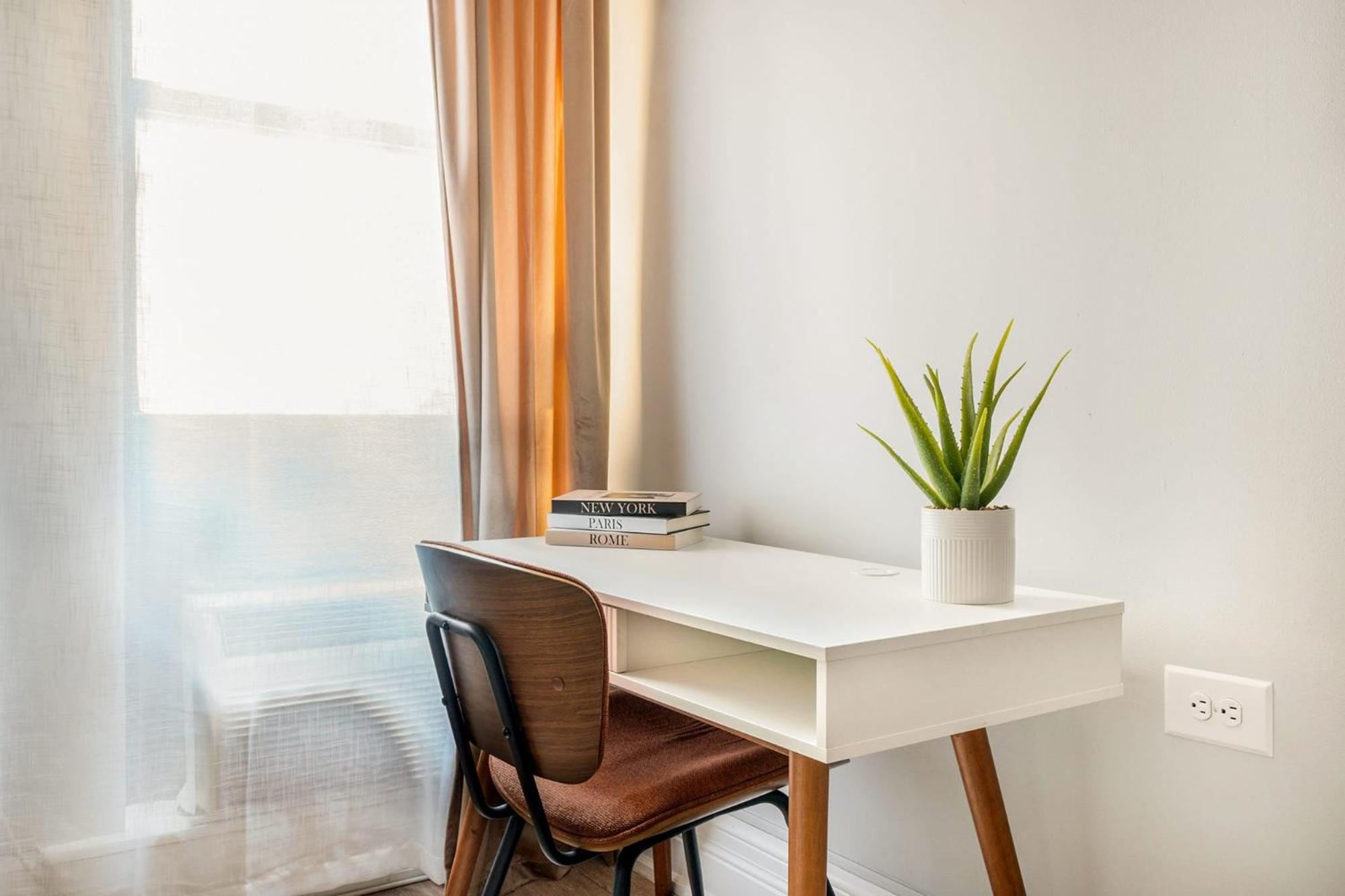 Apartment 73-410 Luxury 24 Dm New Uws Gym Laundry *