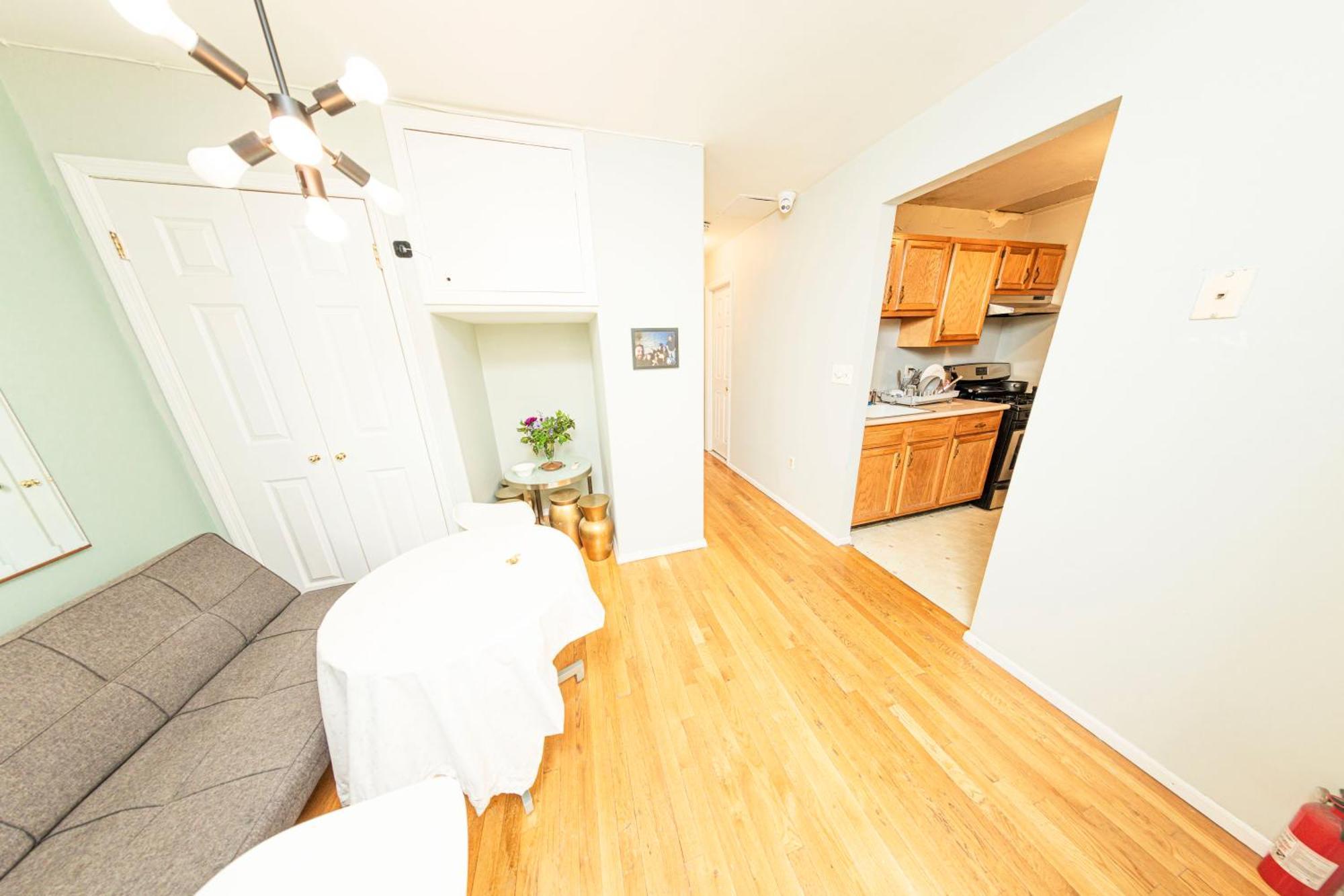 Central & Affordable Williamsburg Private Bedroom Close To Subway Homestay