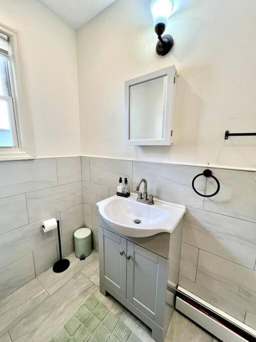 Modern - 3 Bedrooms, 2 Bathrooms Apartment