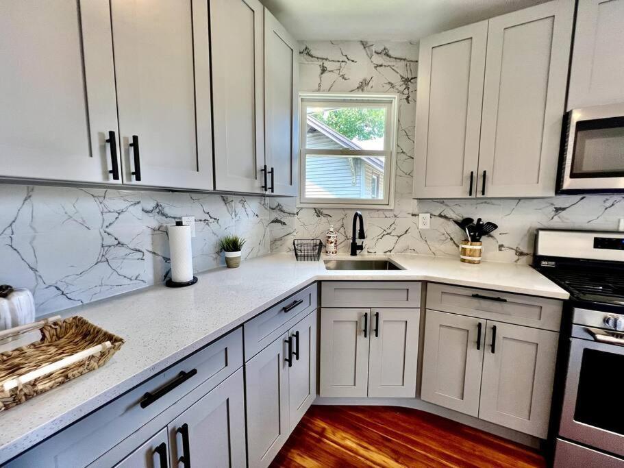 Apartment Modern - 3 Bedrooms, 2 Bathrooms *