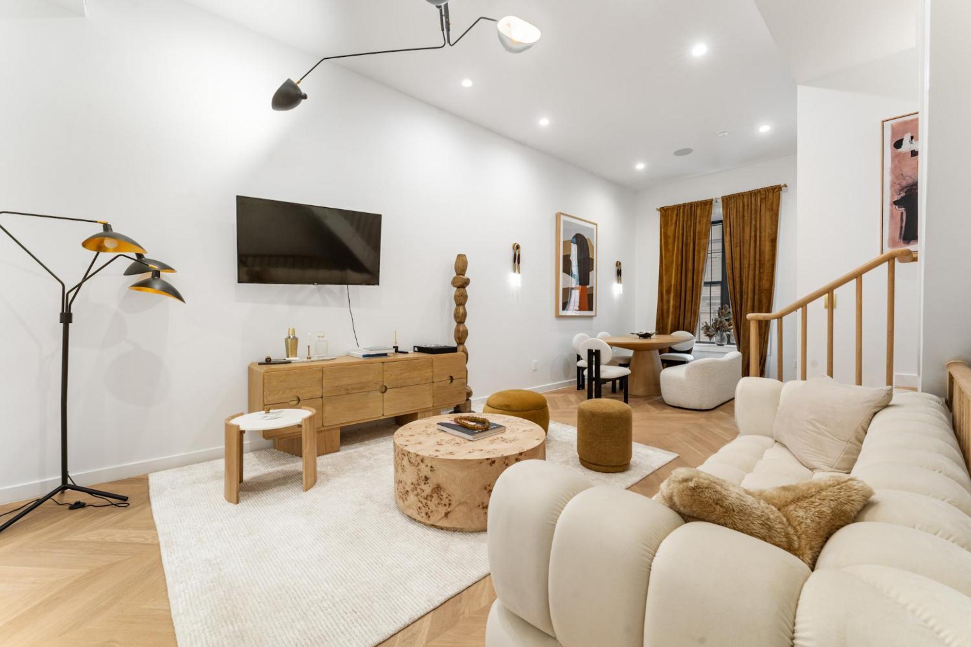 Apartment Luxurious Harlem With Modern Amenities, Outdoor Patio!