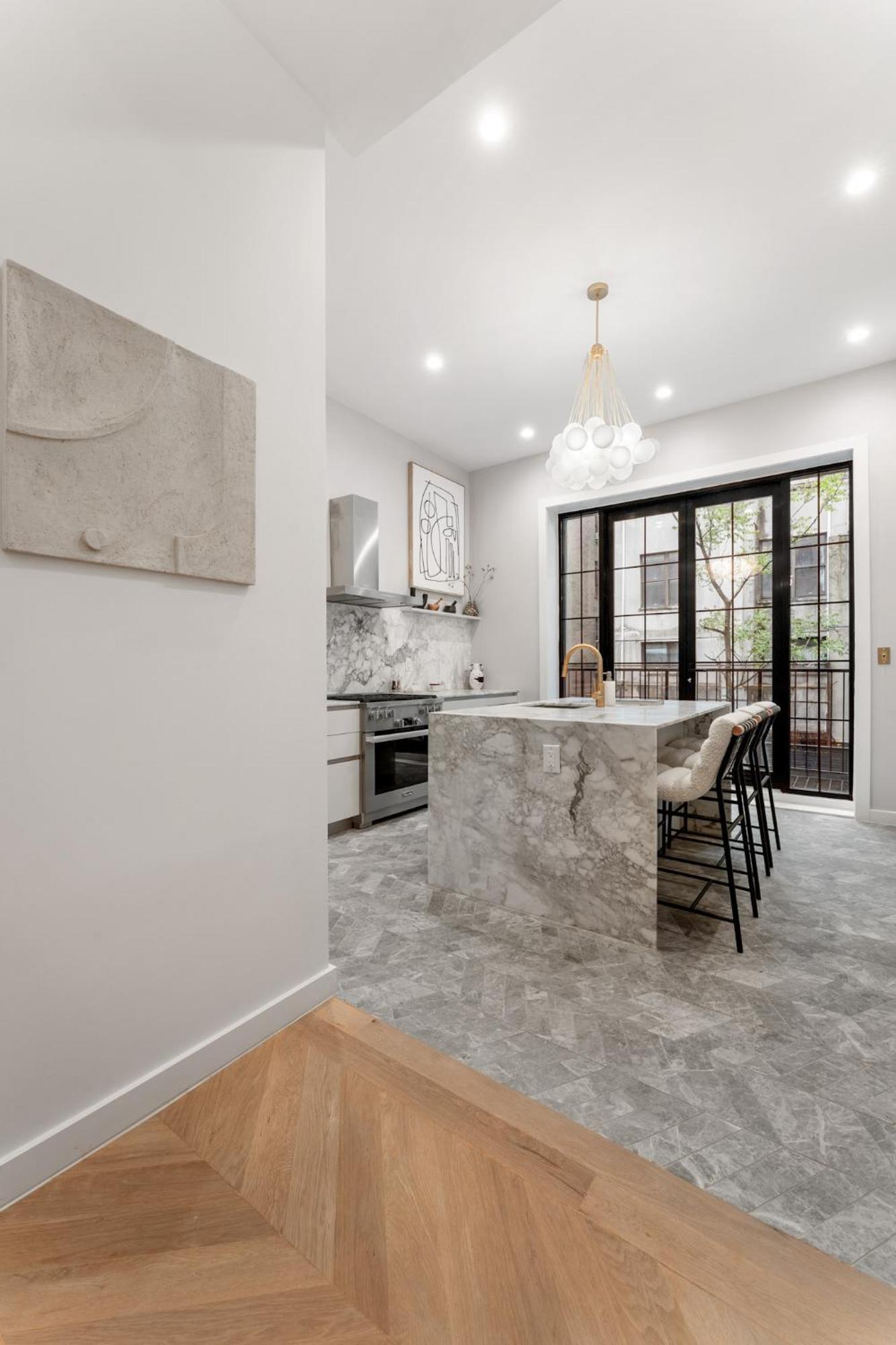 Apartment Luxurious Harlem With Modern Amenities, Outdoor Patio!