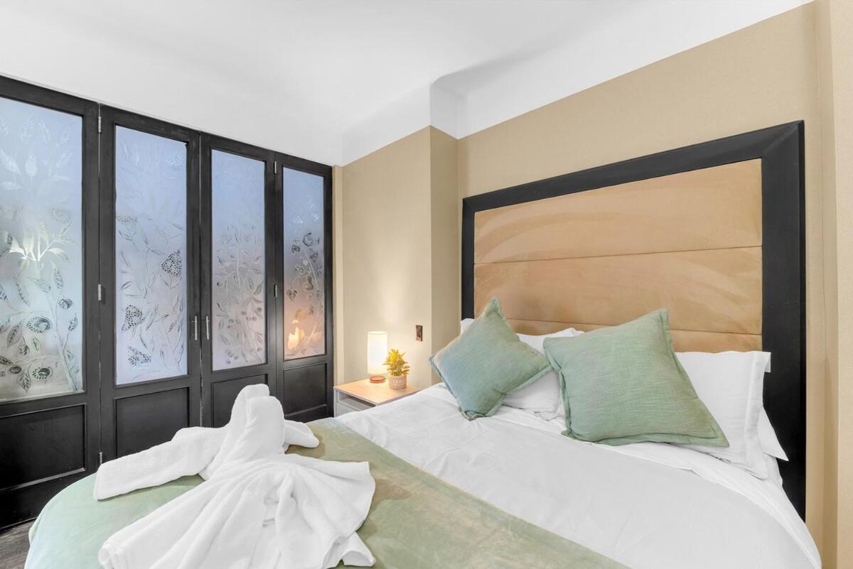 Highly Desired Times Square With Gym Apartment *