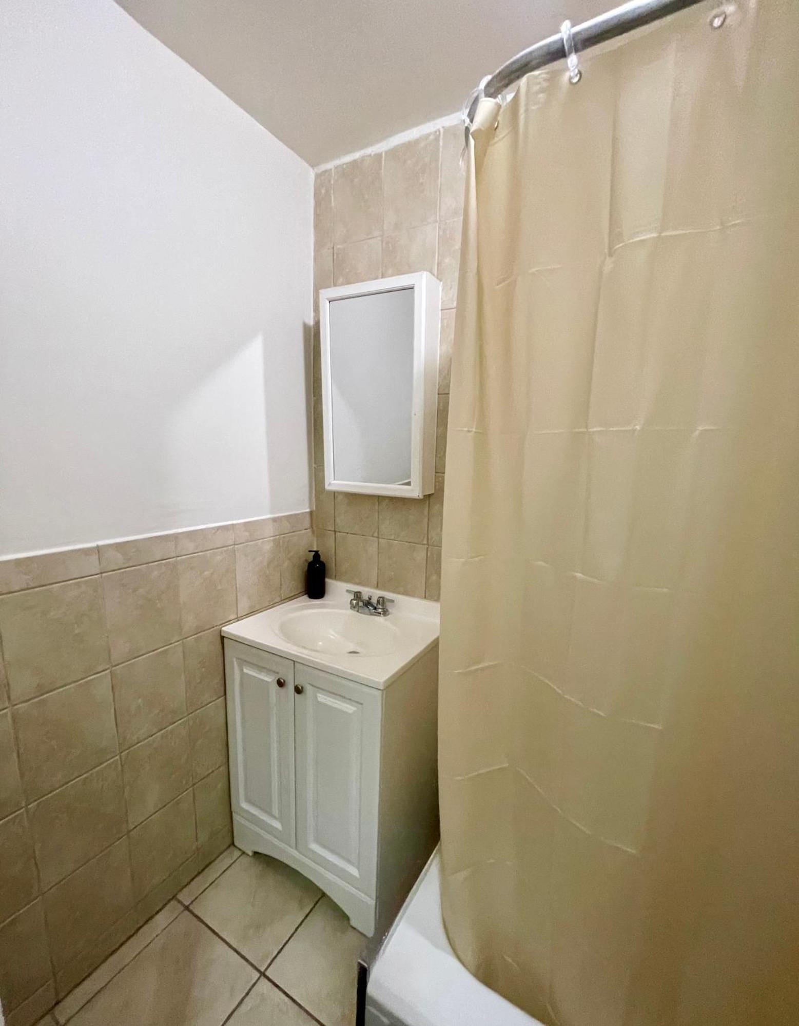 Monthly Nyc Rentals- Beautiful 3 Bedroom Unit Apartment *