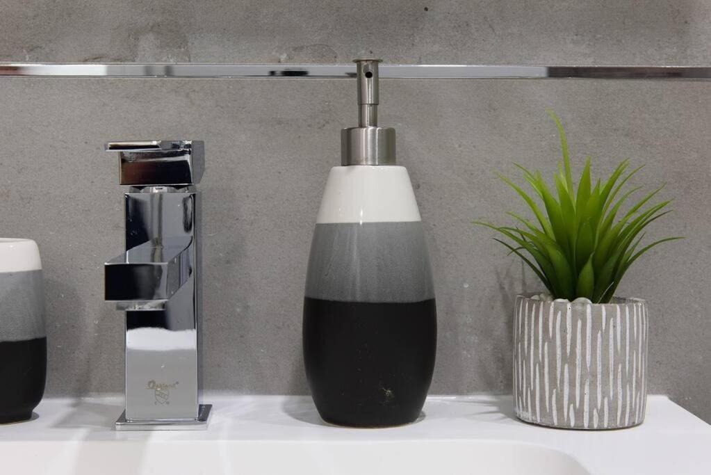 75-1a New Prime Ues W D In Unit Elevator