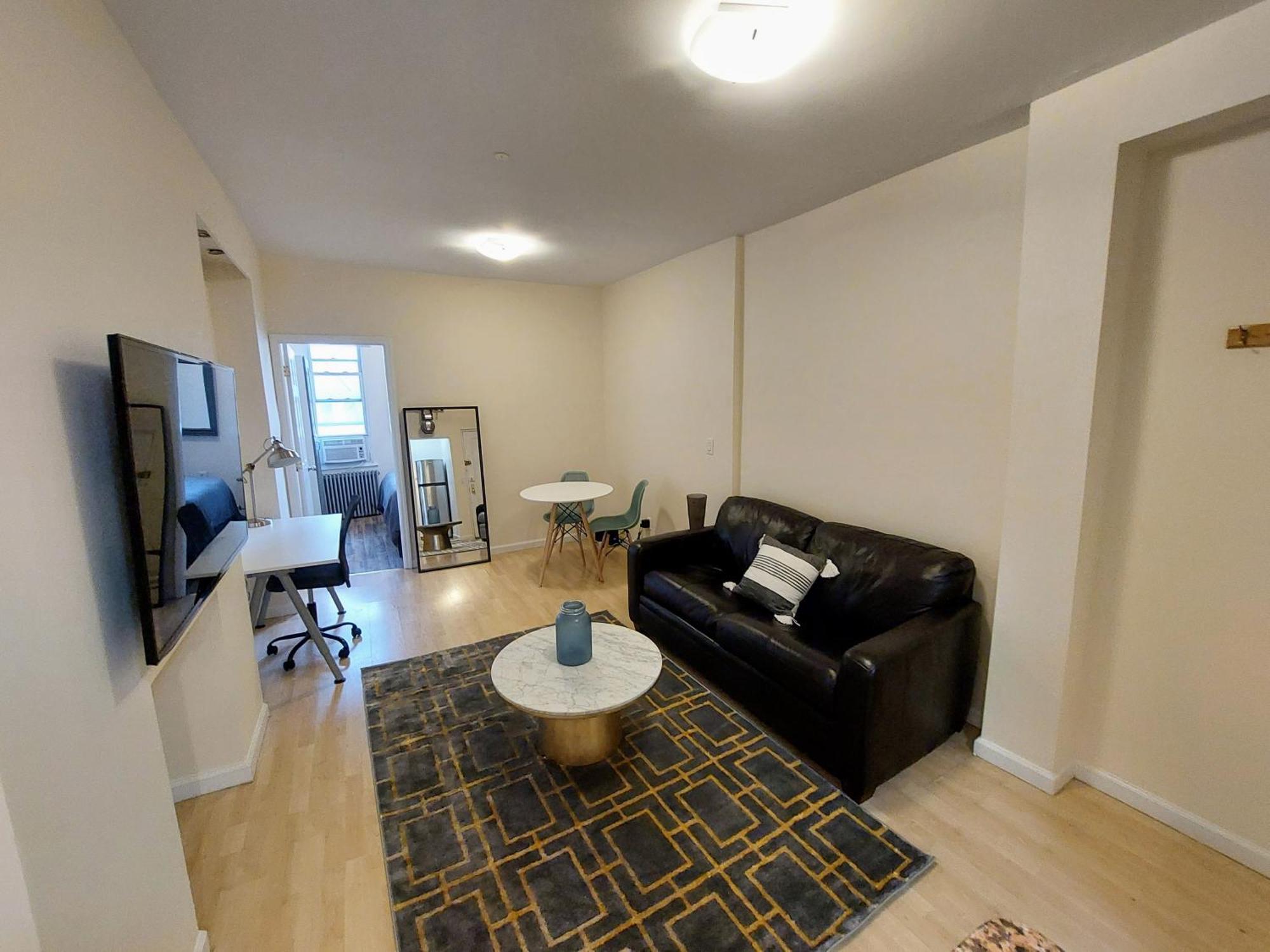 Comfortable With Workstation Apartment