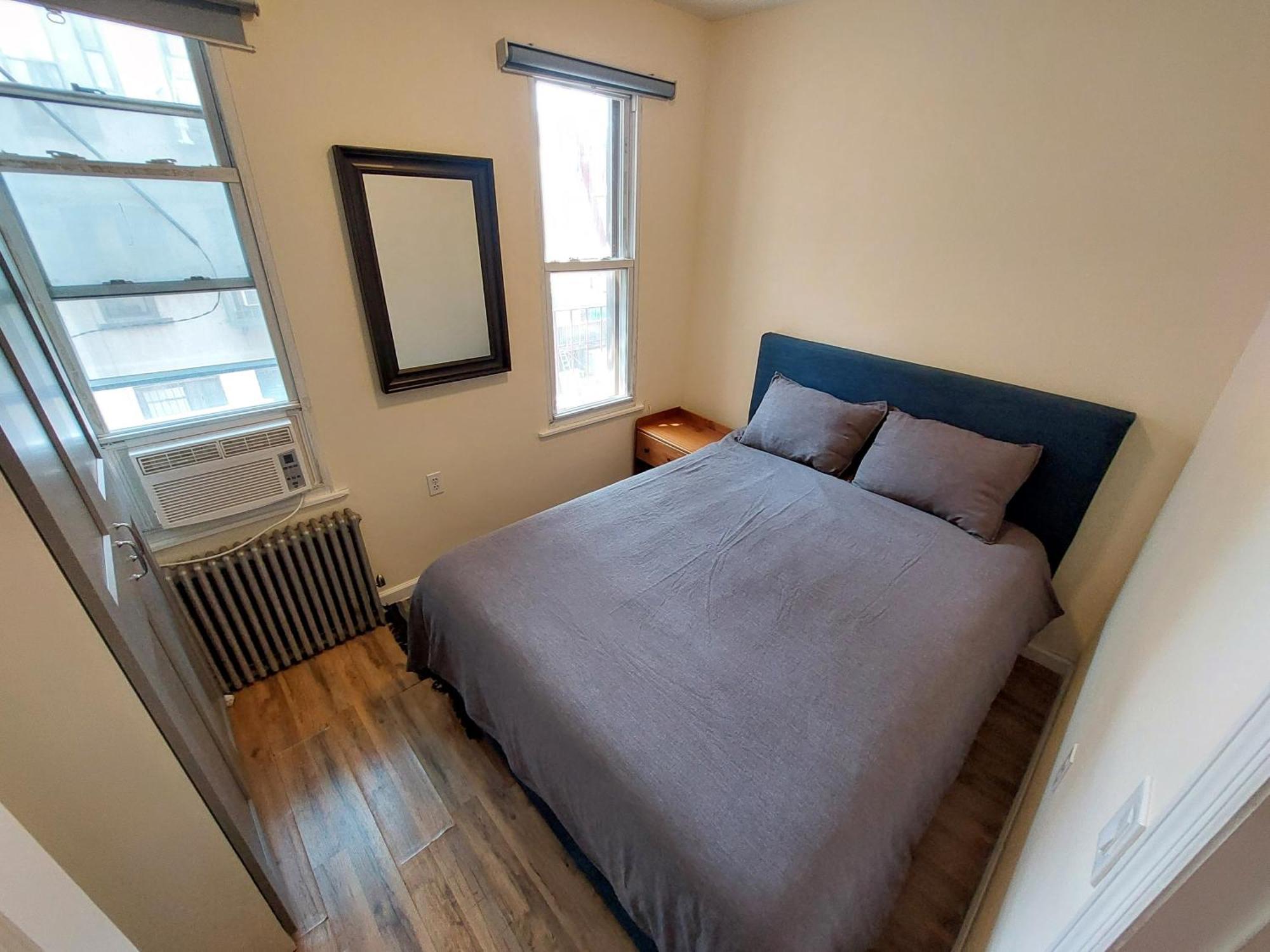 Apartment Comfortable With Workstation