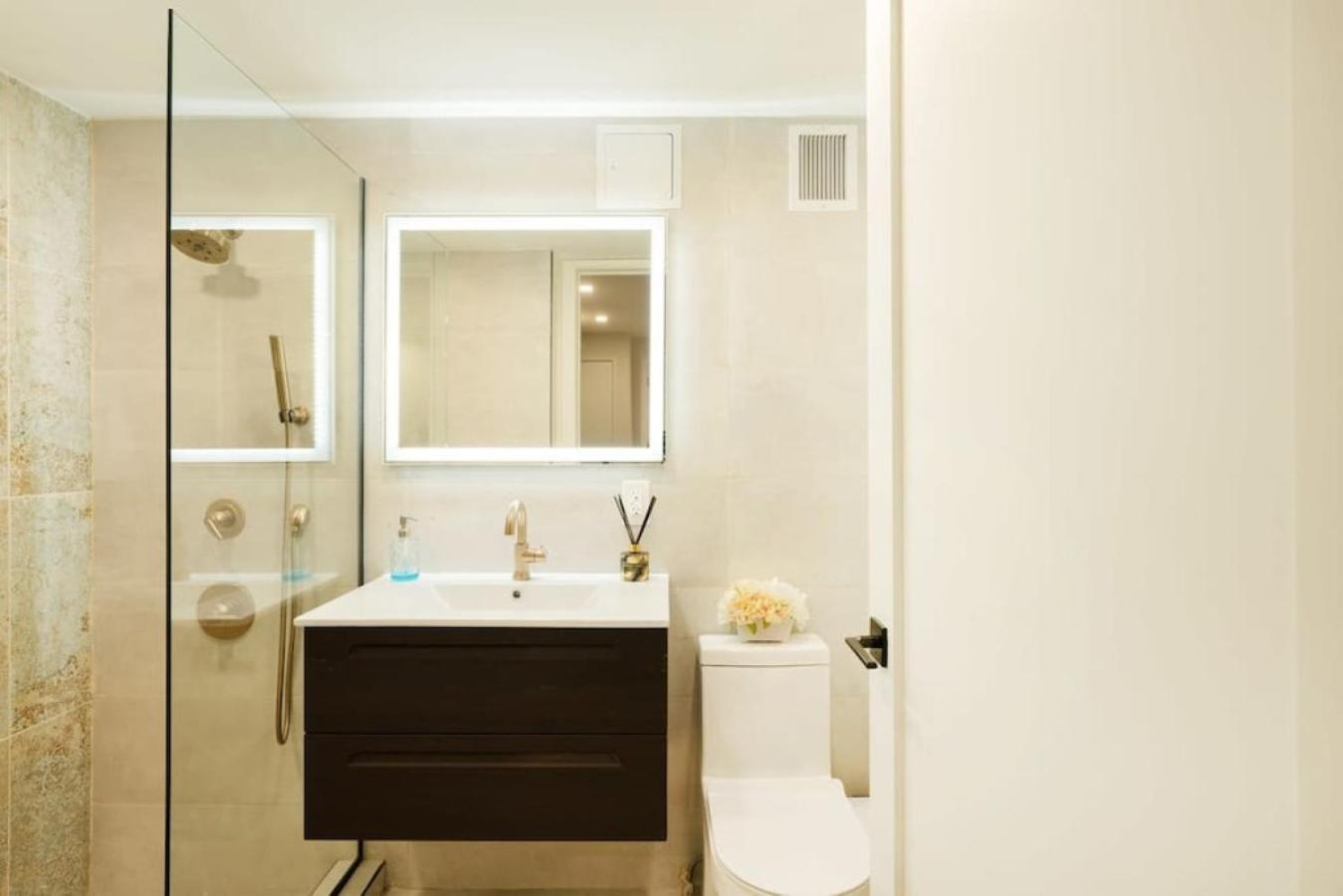 Hotel Massive 1br W Private Patio In Upper East Side