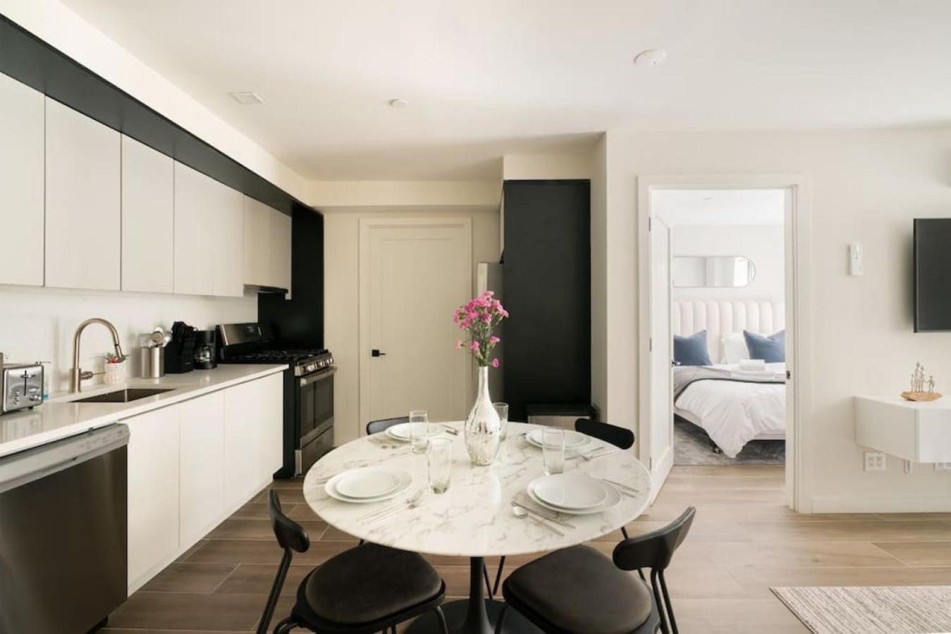 Massive 1br W Private Patio In Upper East Side Hotel *