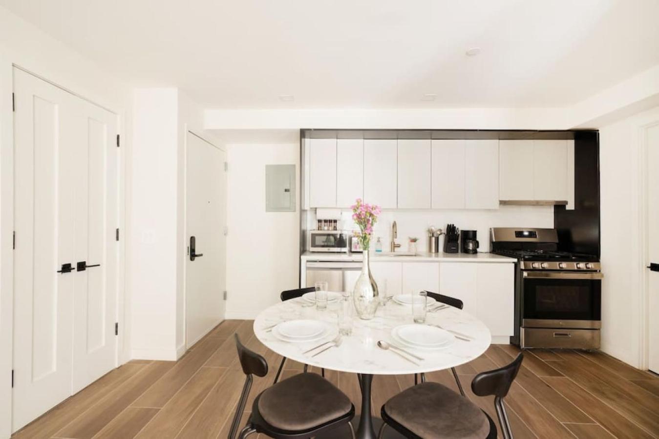 Massive 1br W Private Patio In Upper East Side *