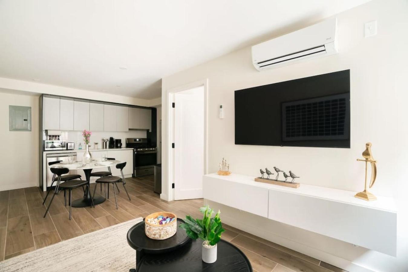 Massive 1br W Private Patio In Upper East Side *