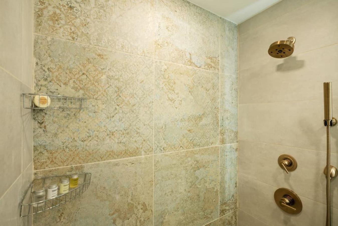 Hotel Massive 1br W Private Patio In Upper East Side *