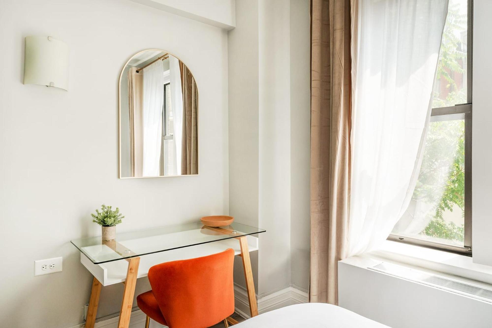 73-518 Newly Reno Uws Doorman Gym Laundry New York