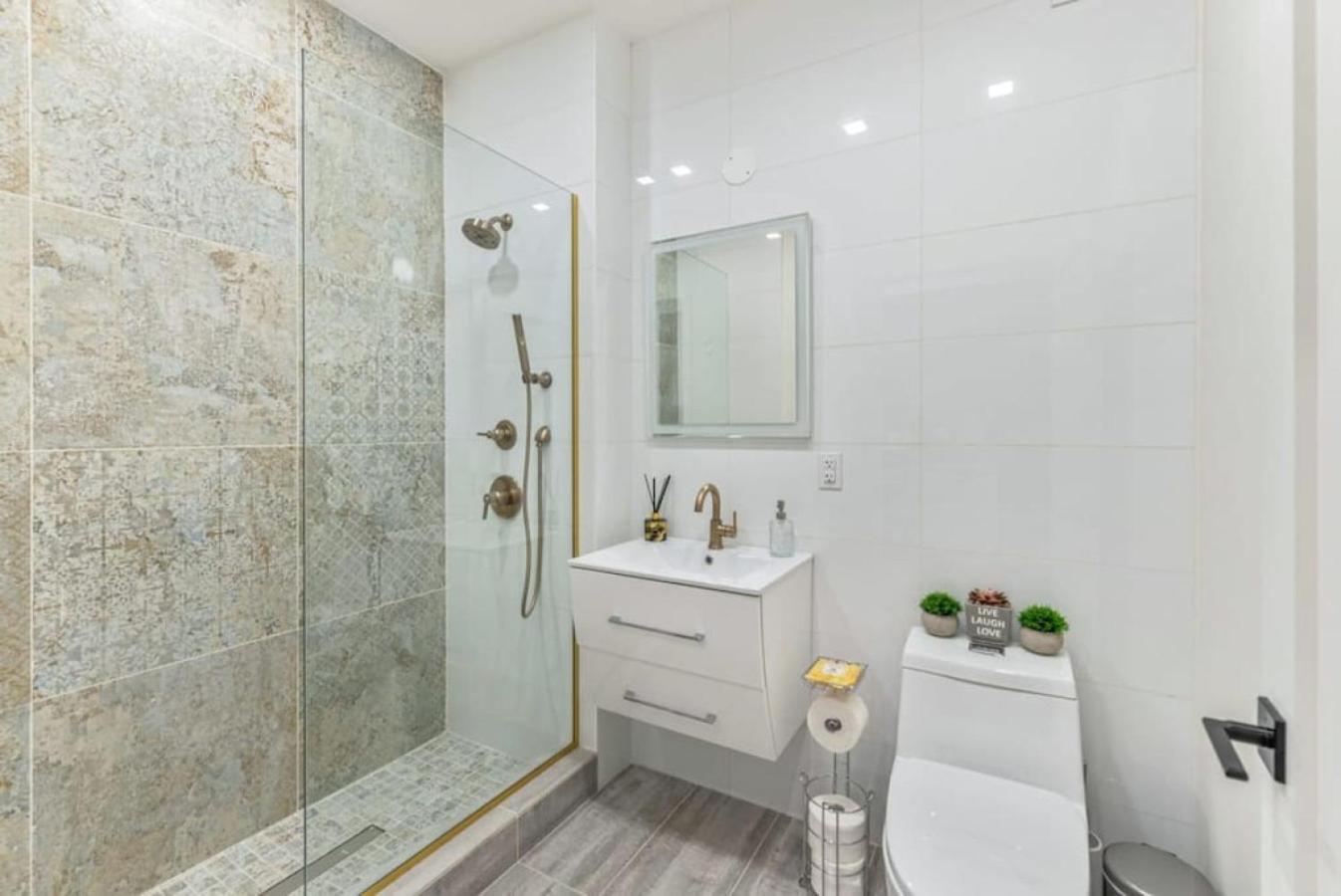 W Charming Juliet Balcony In Upper East Apartment New York