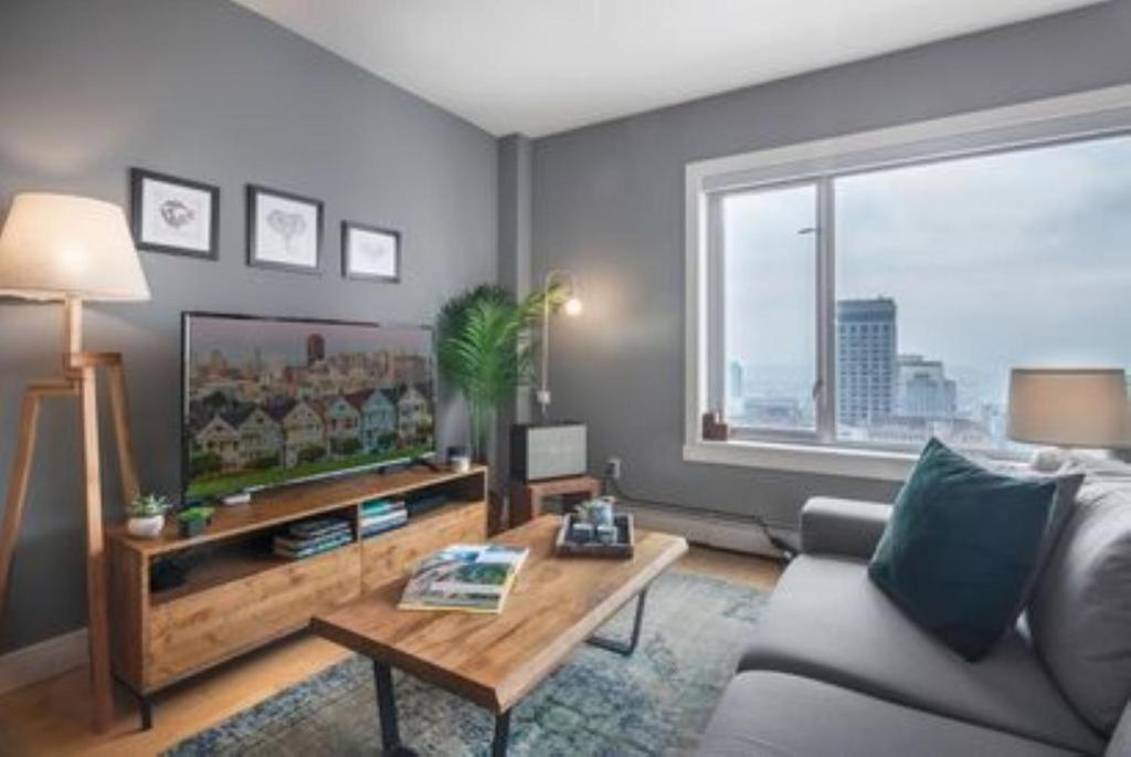 Newly Renovated 3 Bedroom *