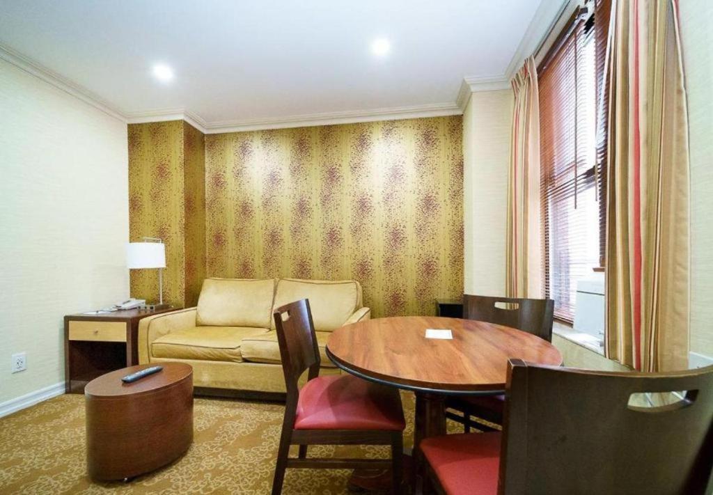 Bright And Comfy 2 Bedroom Apt Apartment