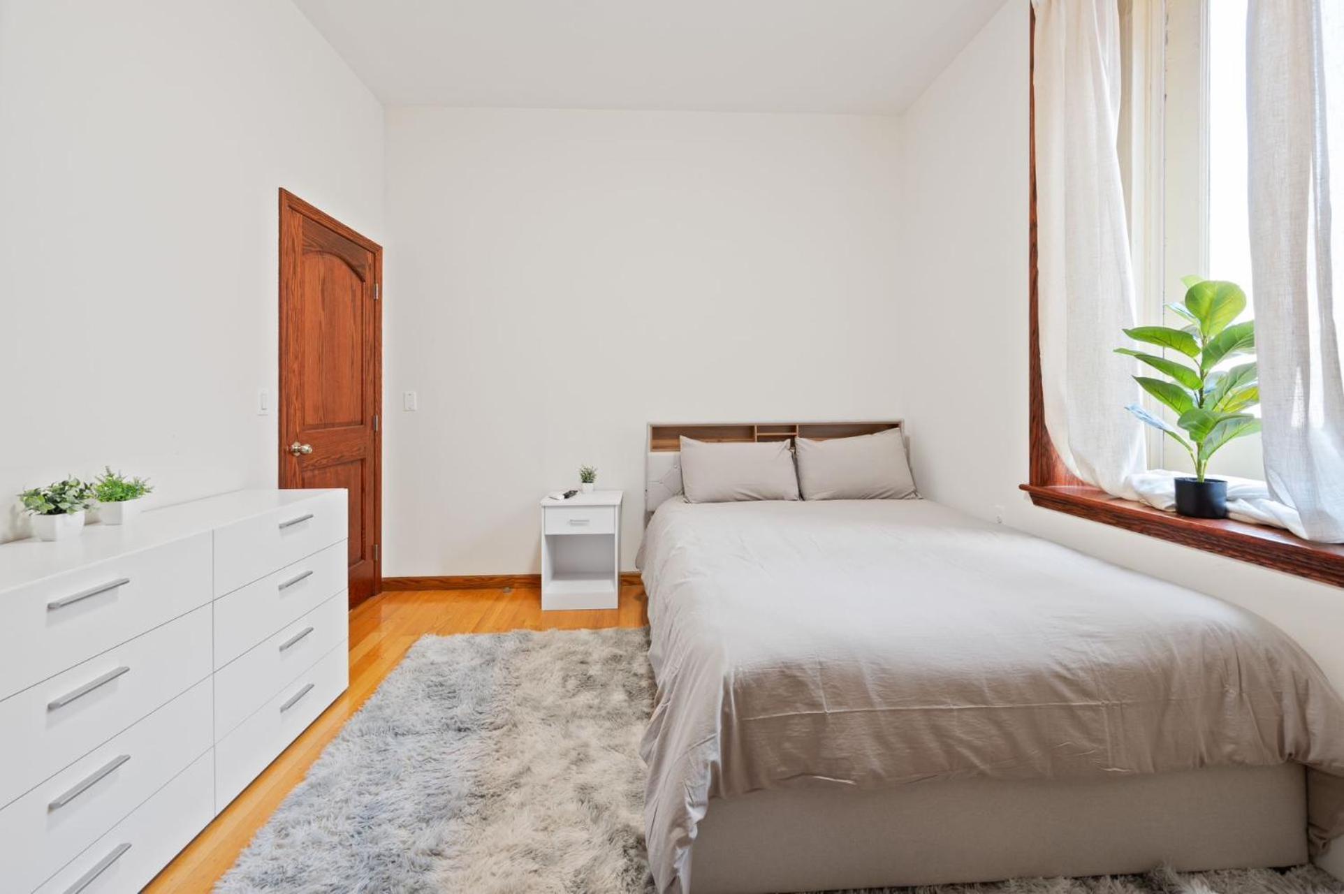 Massive Soho Loft 4 Bedrooms 2 Bath 7 Beds