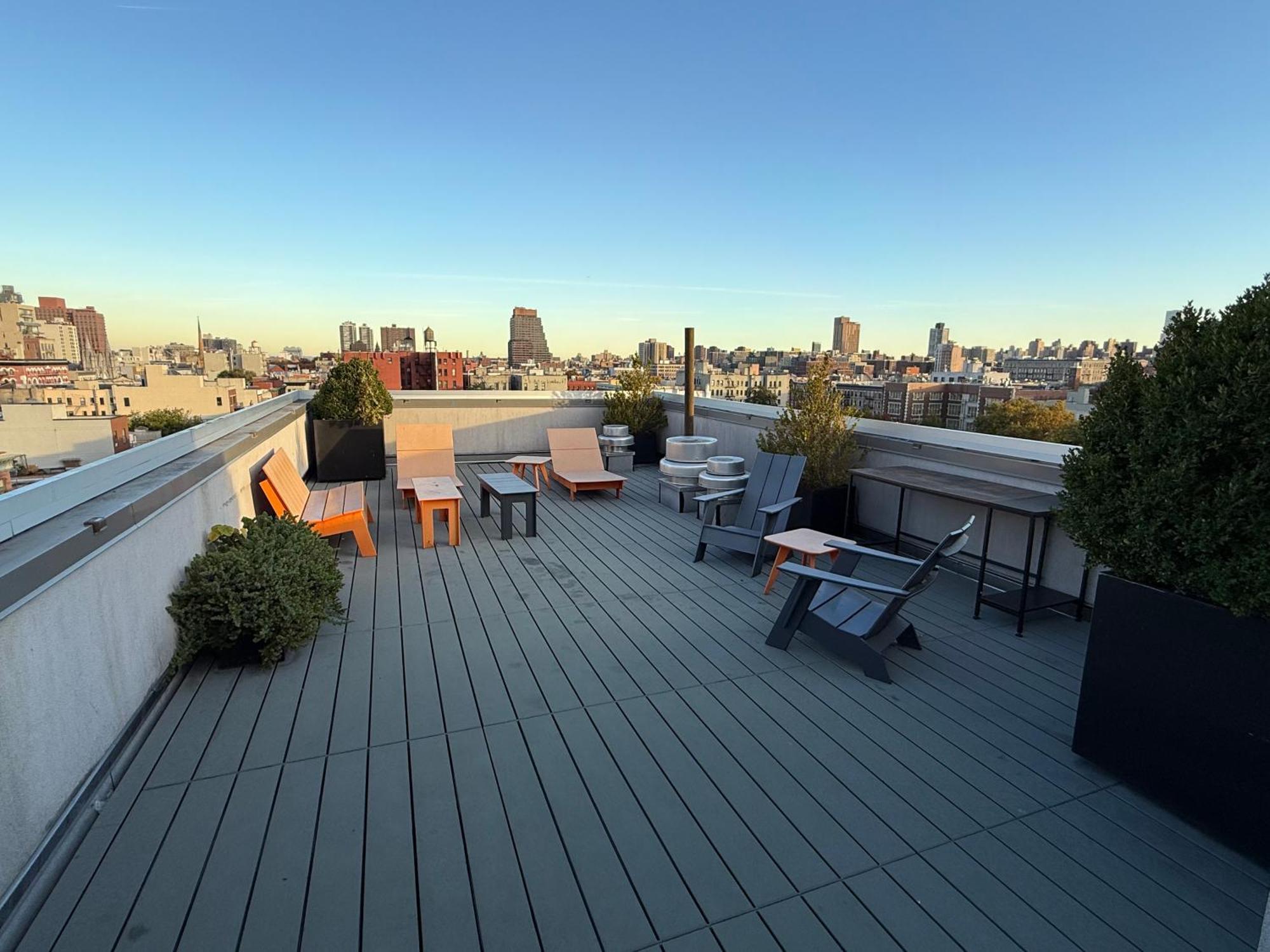 Modern With Private Bathroom And Kitchen *