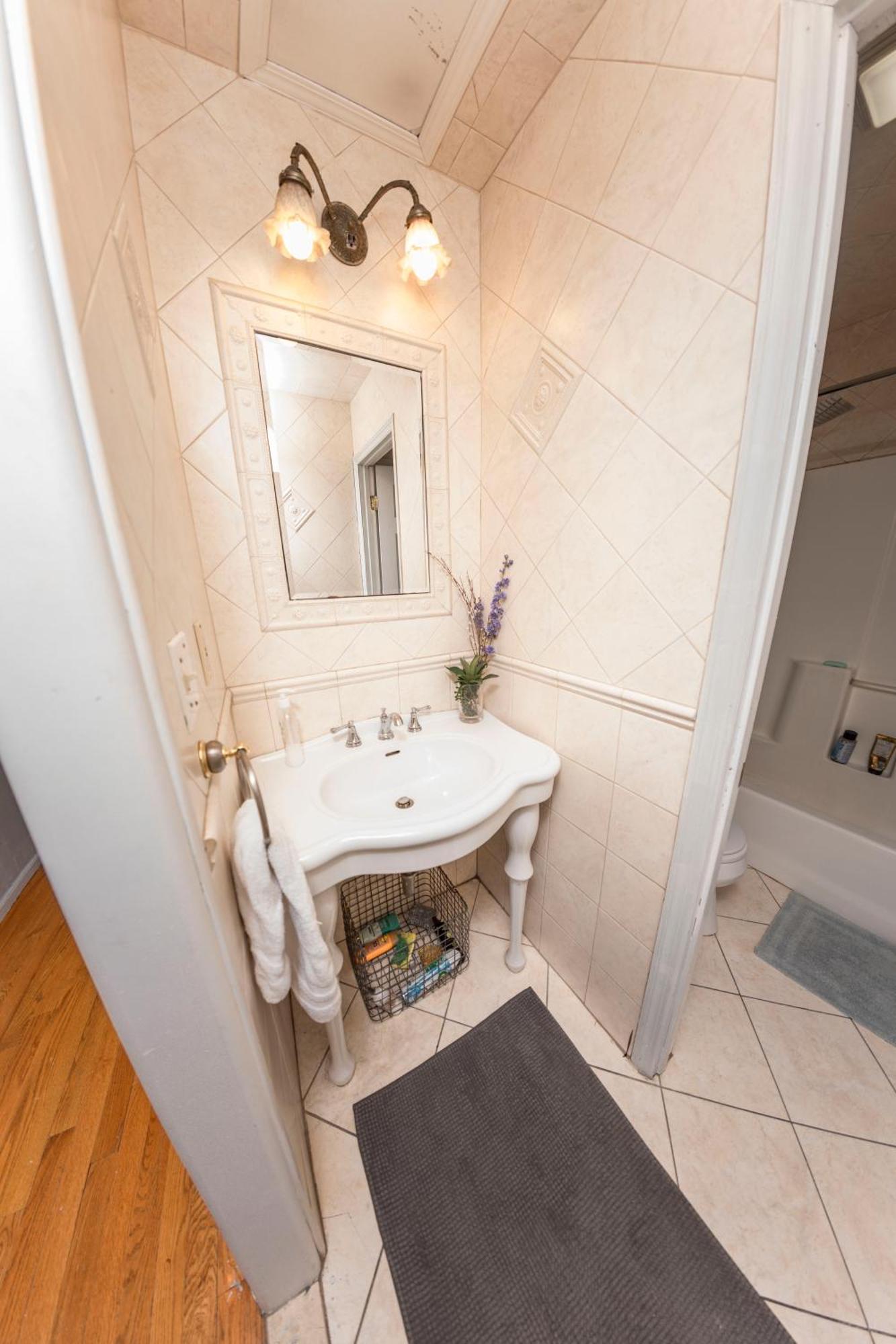 Ground Floor Williamsburg Private Bedroom Near Subway Privatunterkunft *