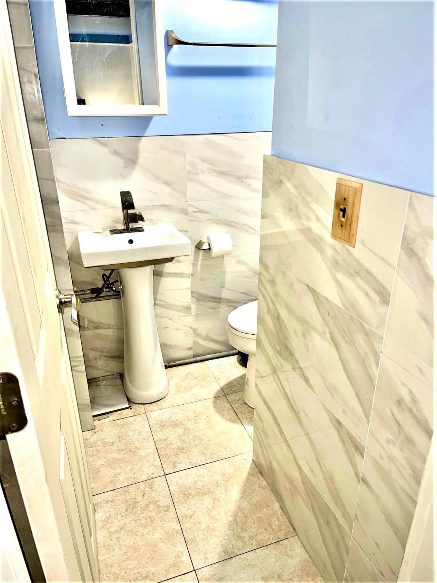 Lga Airport Near, Walk In Bsmt In A Private House! Appartement