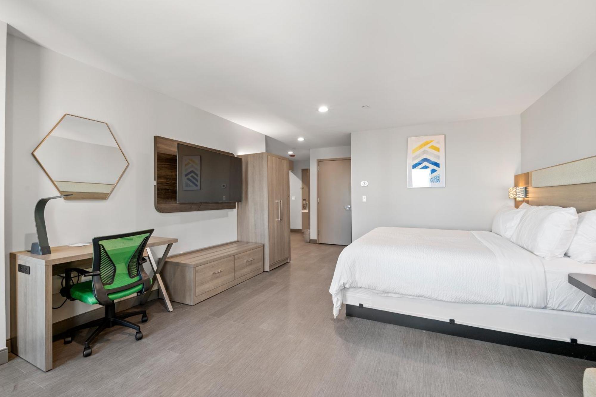 Holiday Express & Hotel 3*