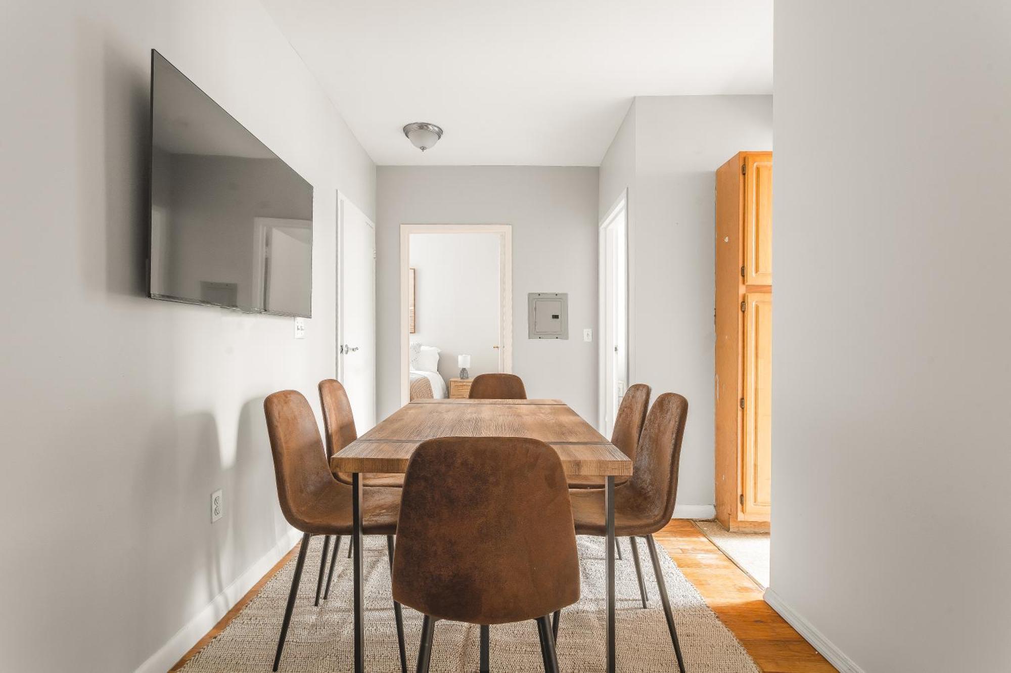 Apartment Stunning 3-bedroom In City!