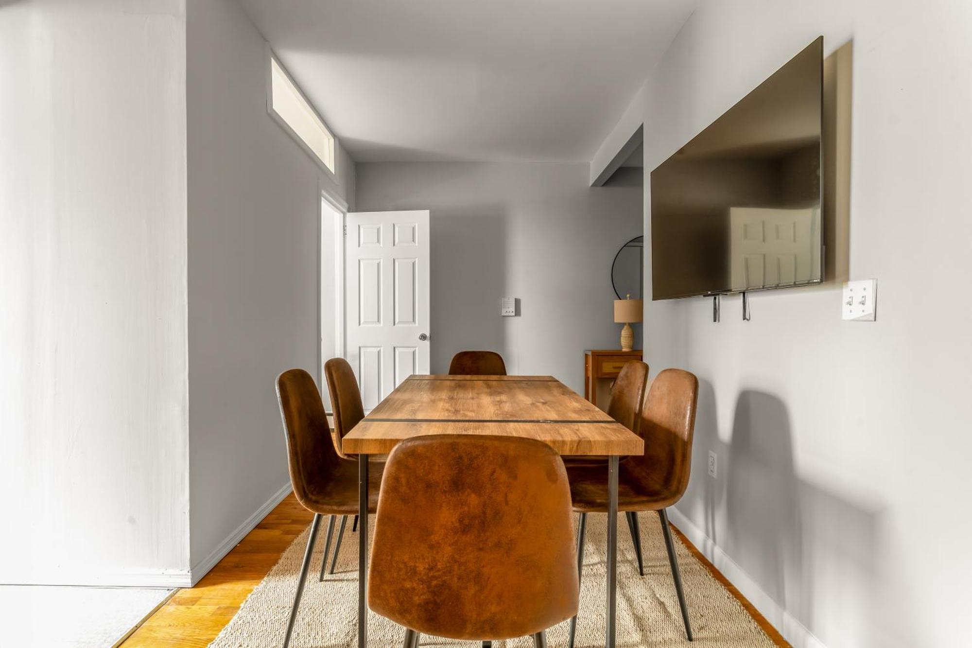 Stunning 3-bedroom In City! Apartment