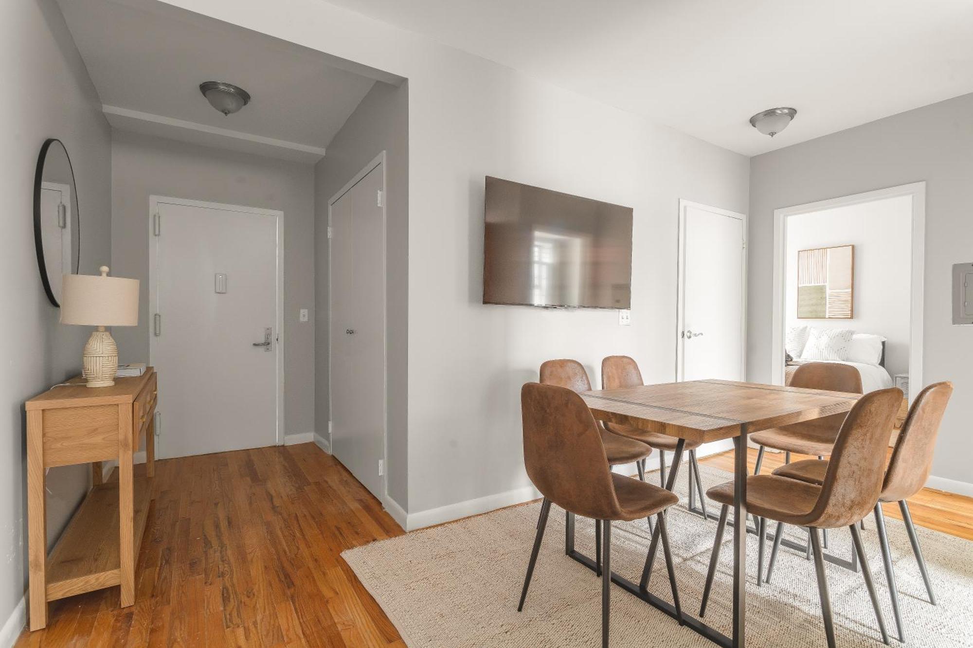 Apartment Stunning 3-bedroom In City!