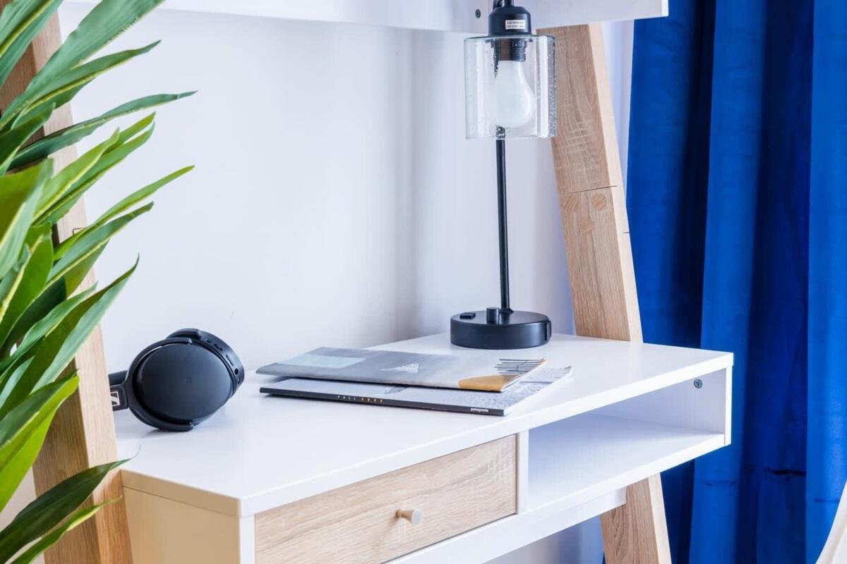 69-5c Festive Comfort Brand New 1br Lower East Side Christmas Ready