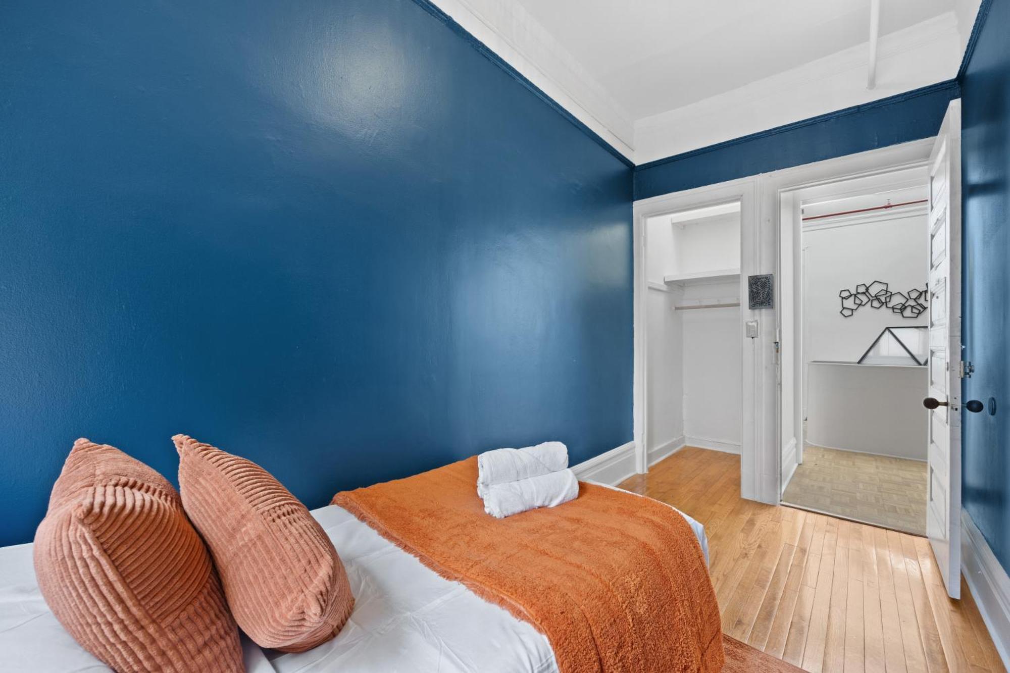 Ferienhaus Artful 3 Bdr And Private Patio Near Subway And Stadium At 