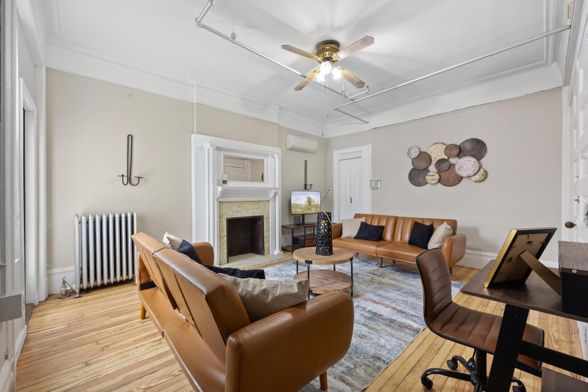 Ferienhaus Artful 3 Bdr And Private Patio Near Subway And Stadium At 