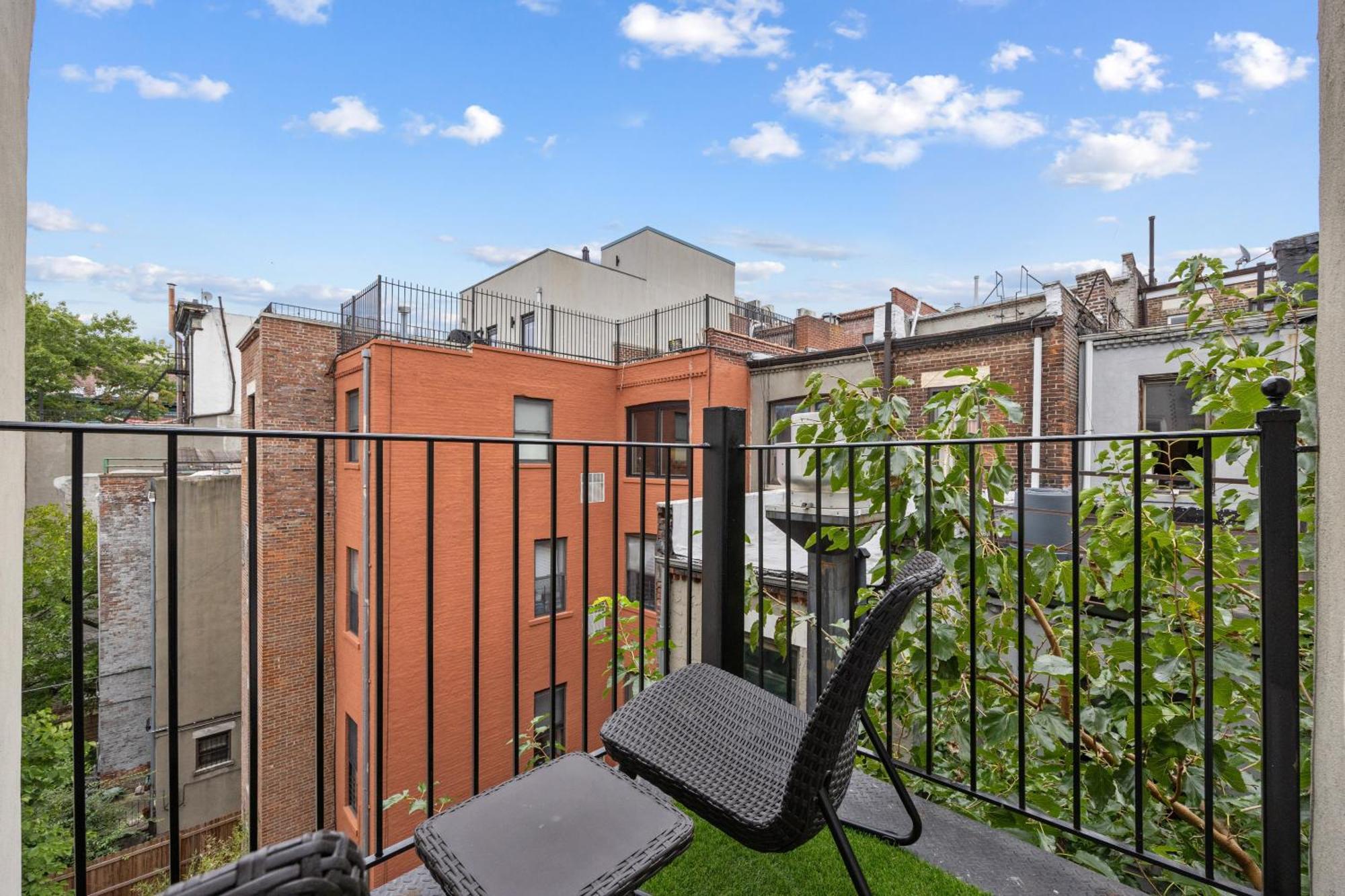 Ferienhaus Artful 3 Bdr And Private Patio Near Subway And Stadium At 
