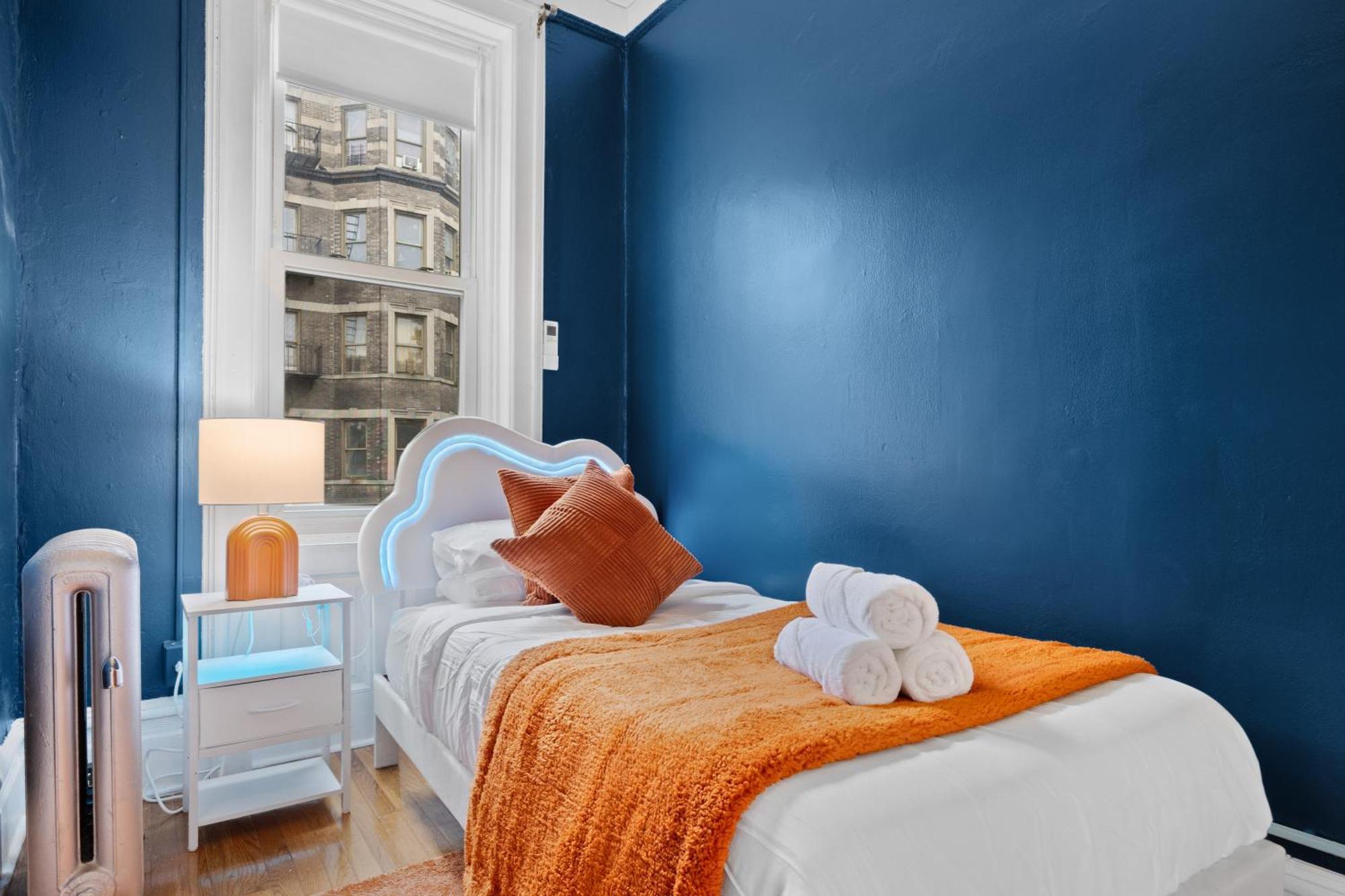 Ferienhaus Artful 3 Bdr And Private Patio Near Subway And Stadium At 