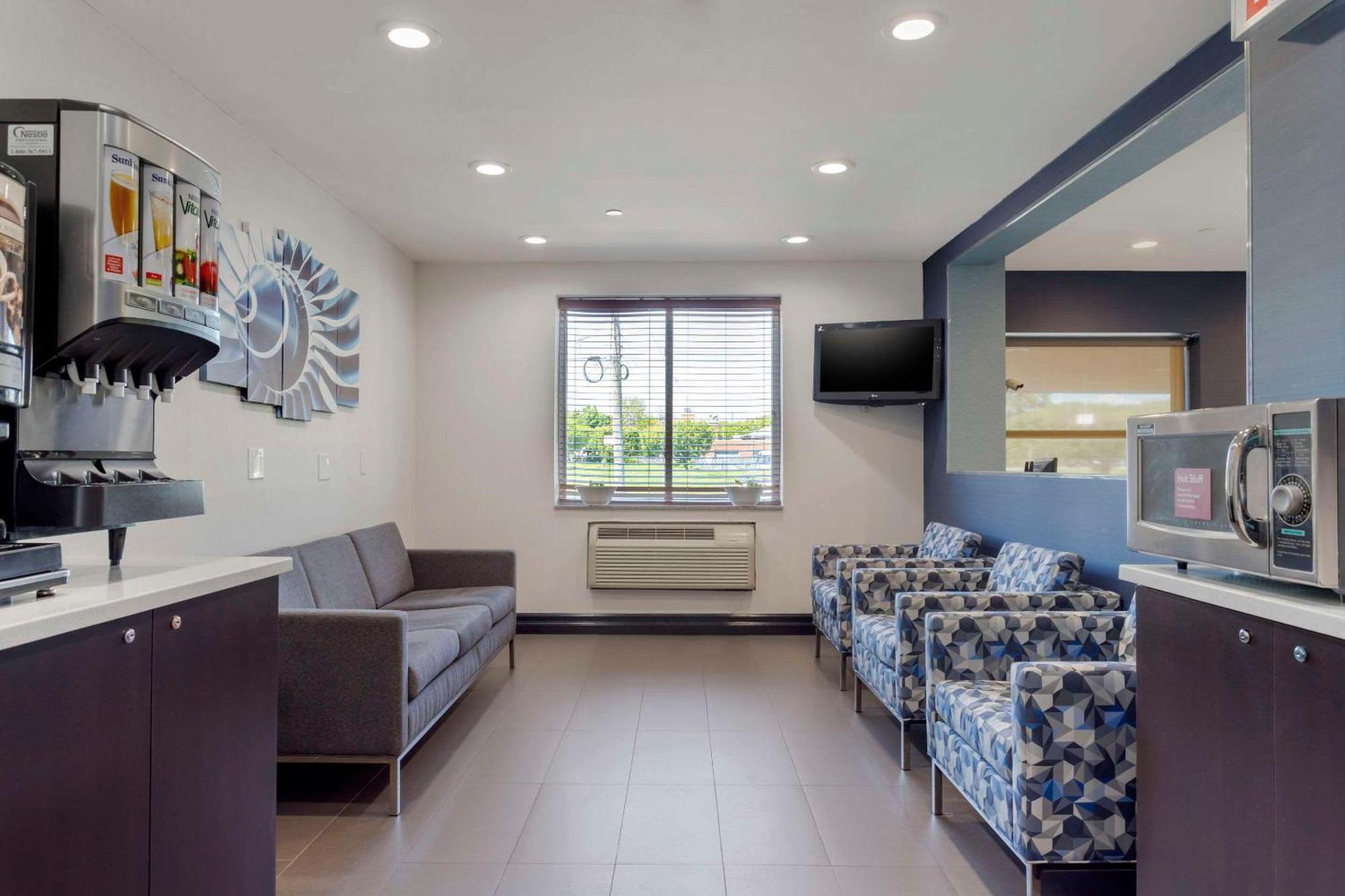 Avion Near Lga Airport, An Ascend Collection New York