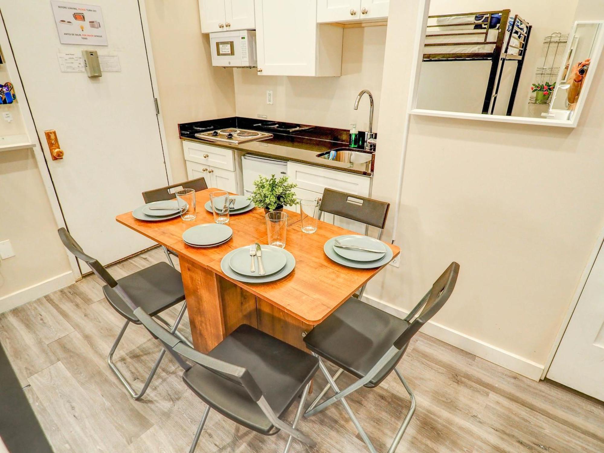 Metropolitan Manhattan Apartment