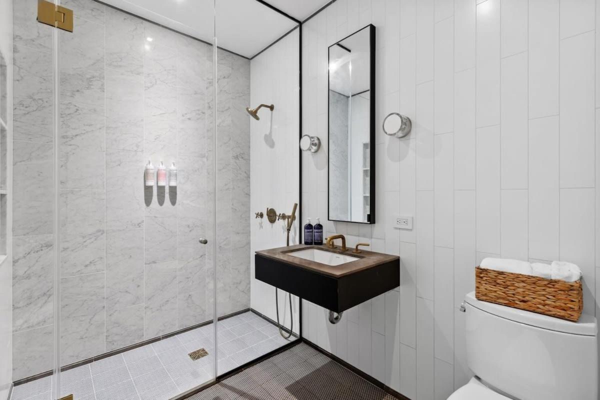 Clinton By Rove Travel 3br Duplex With Backyard New York