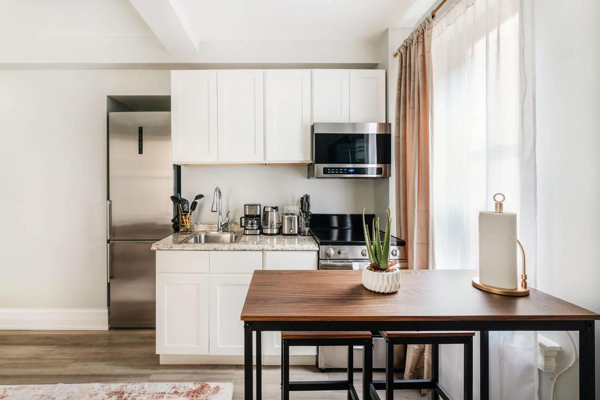 73-508 New 1br 1bth Uws Doorman Gym Appartement