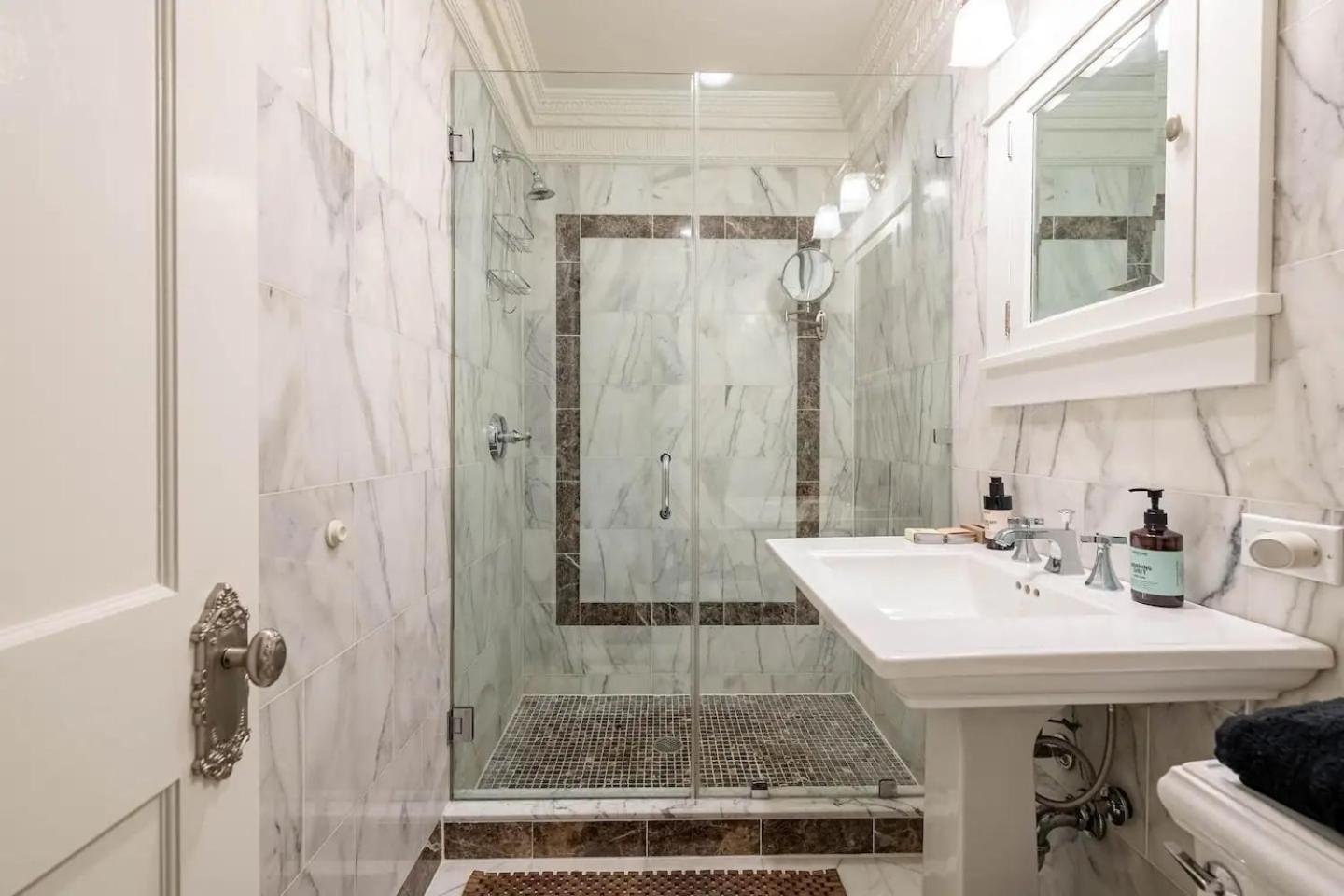 Lofty & Bright Greenwich Getaway W Private Rooftop Apartment *