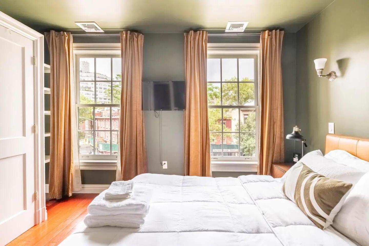 Lofty & Bright Greenwich Getaway W Private Rooftop * New York