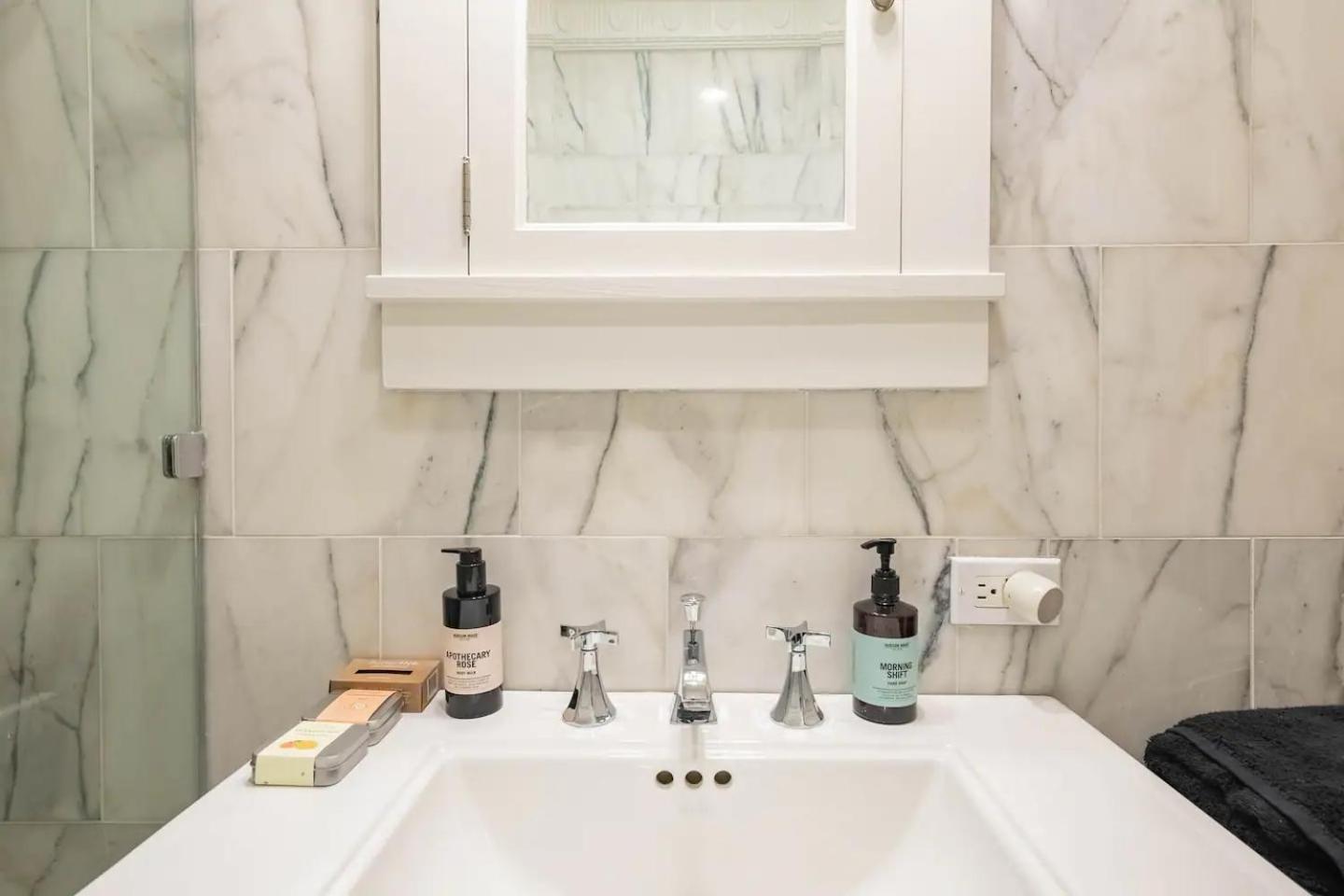 Lofty & Bright Greenwich Getaway W Private Rooftop