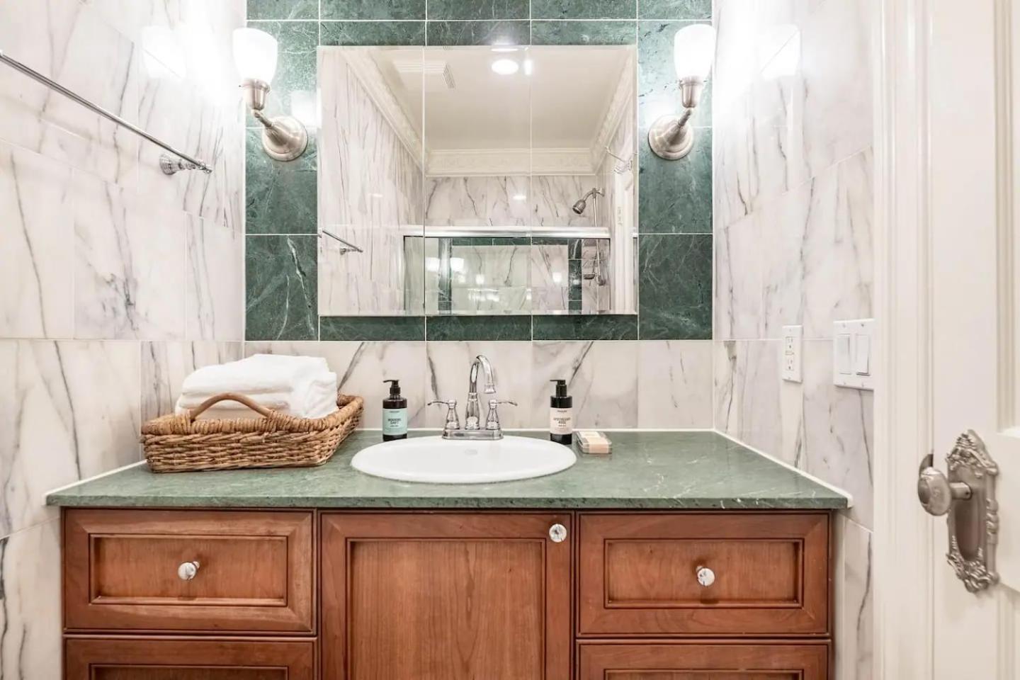 Lofty & Bright Greenwich Getaway W Private Rooftop Apartment *