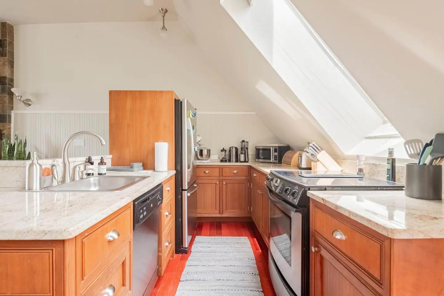 Lofty & Bright Greenwich Getaway W Private Rooftop