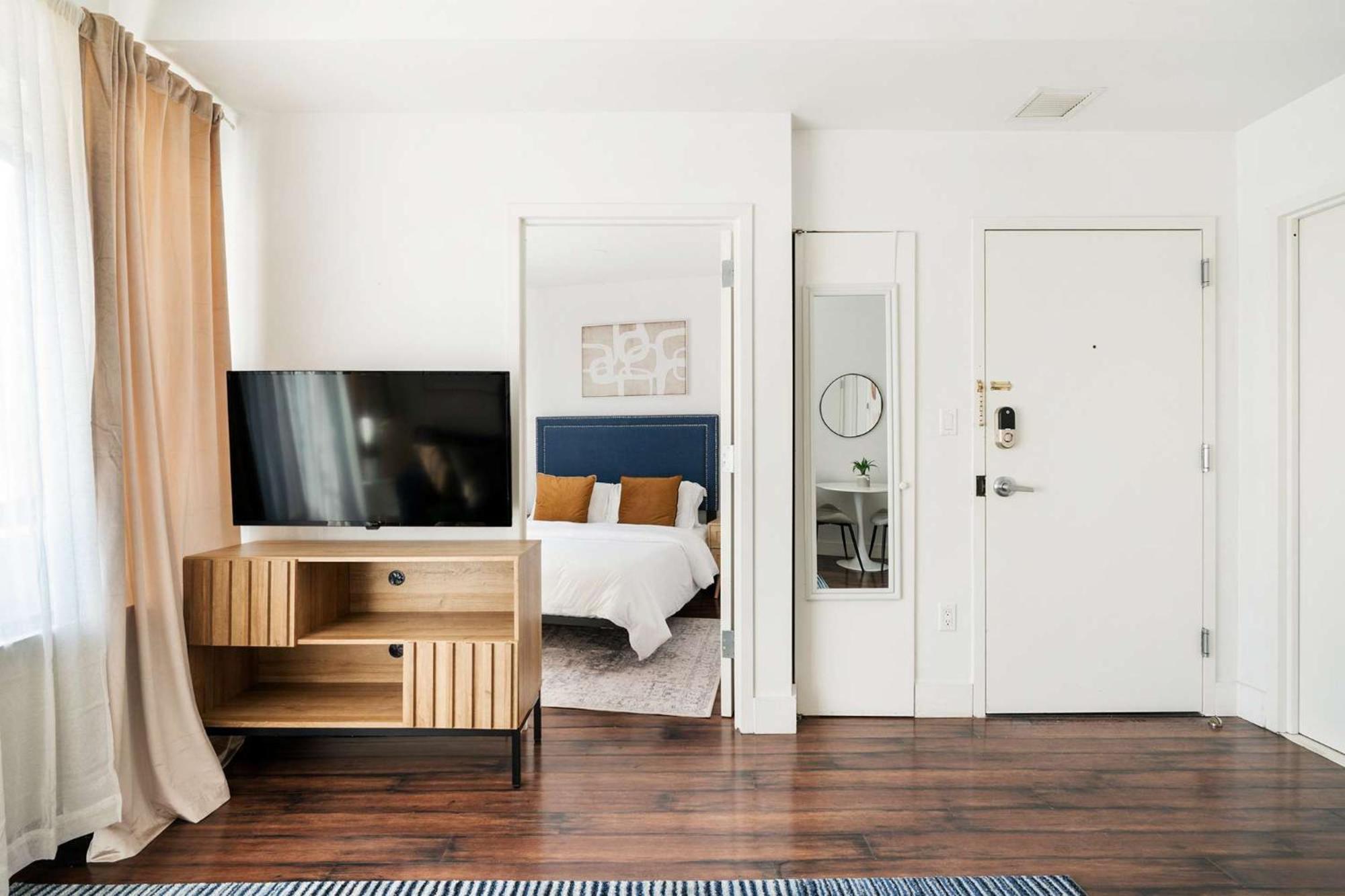 809-4a Columbus Circle New Bldg 1br W D *