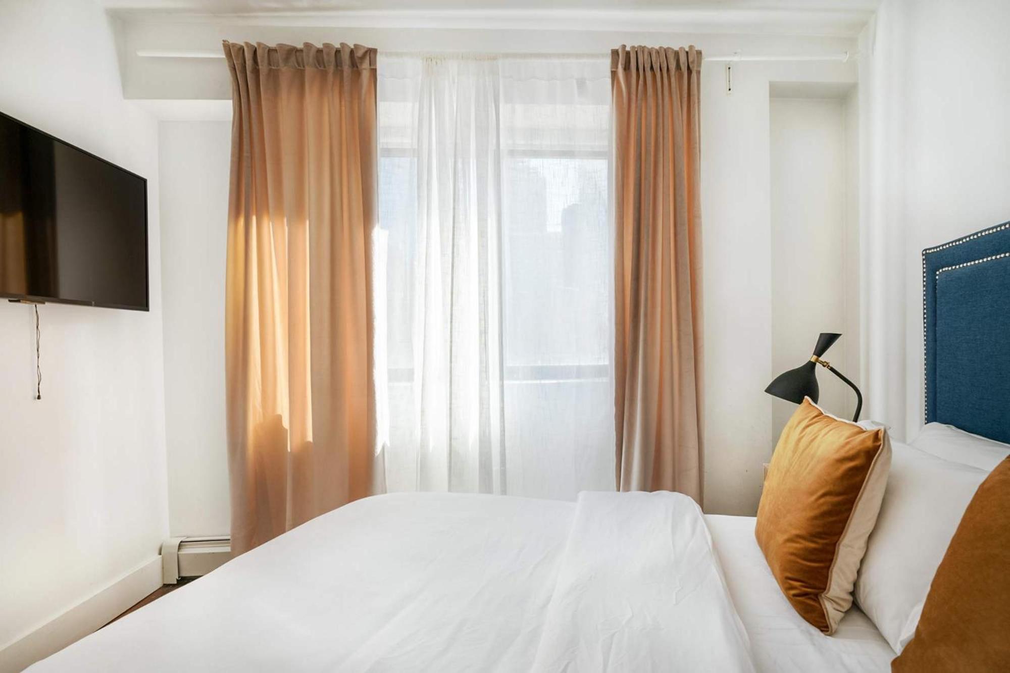 809-4a Columbus Circle New Bldg 1br W D *