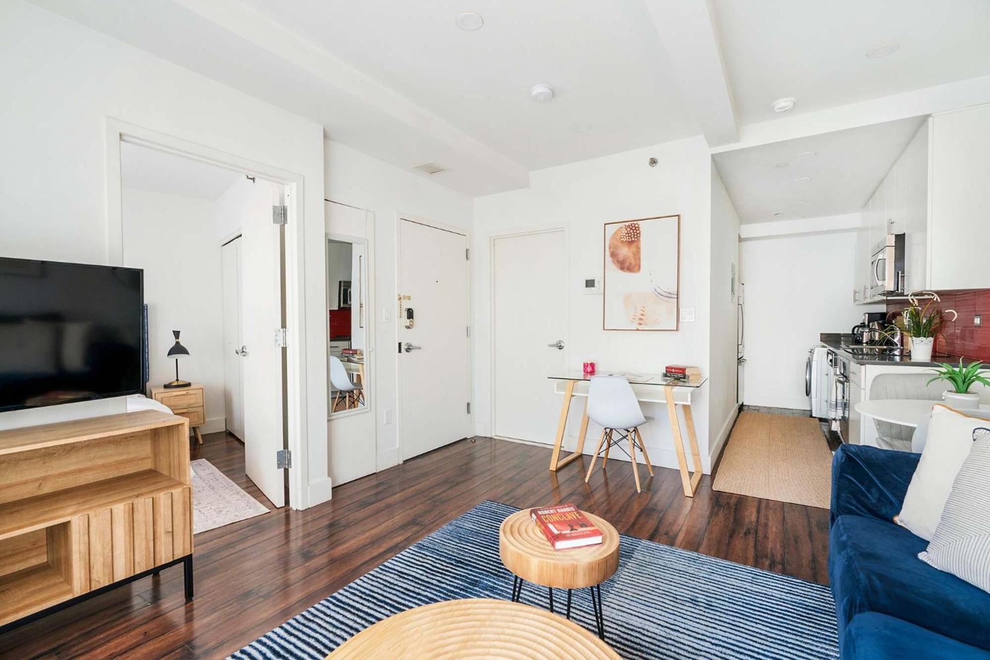 809-4a Columbus Circle New Bldg 1br W D *