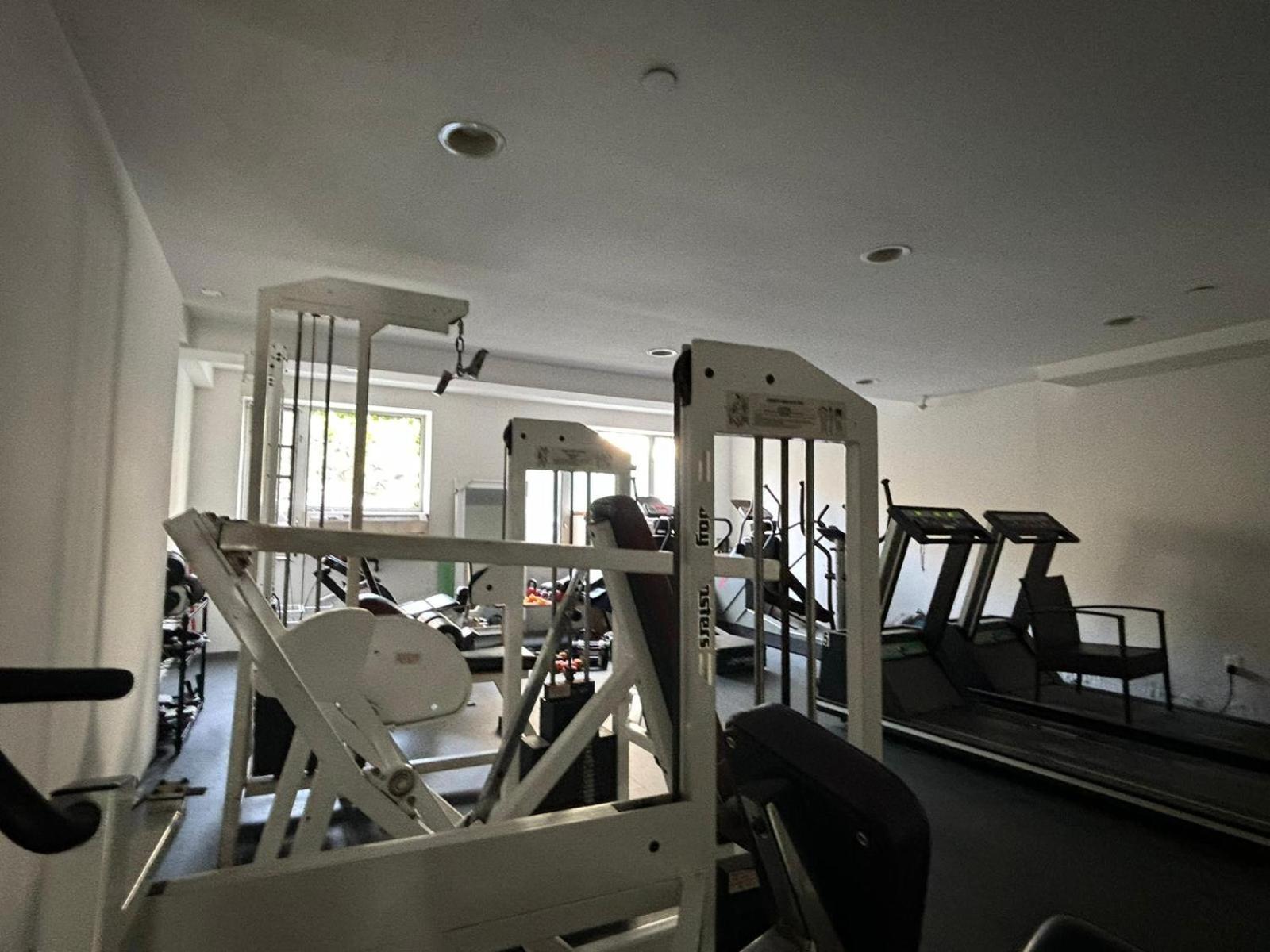 4 Peeps Inwilliamsburg Apartment