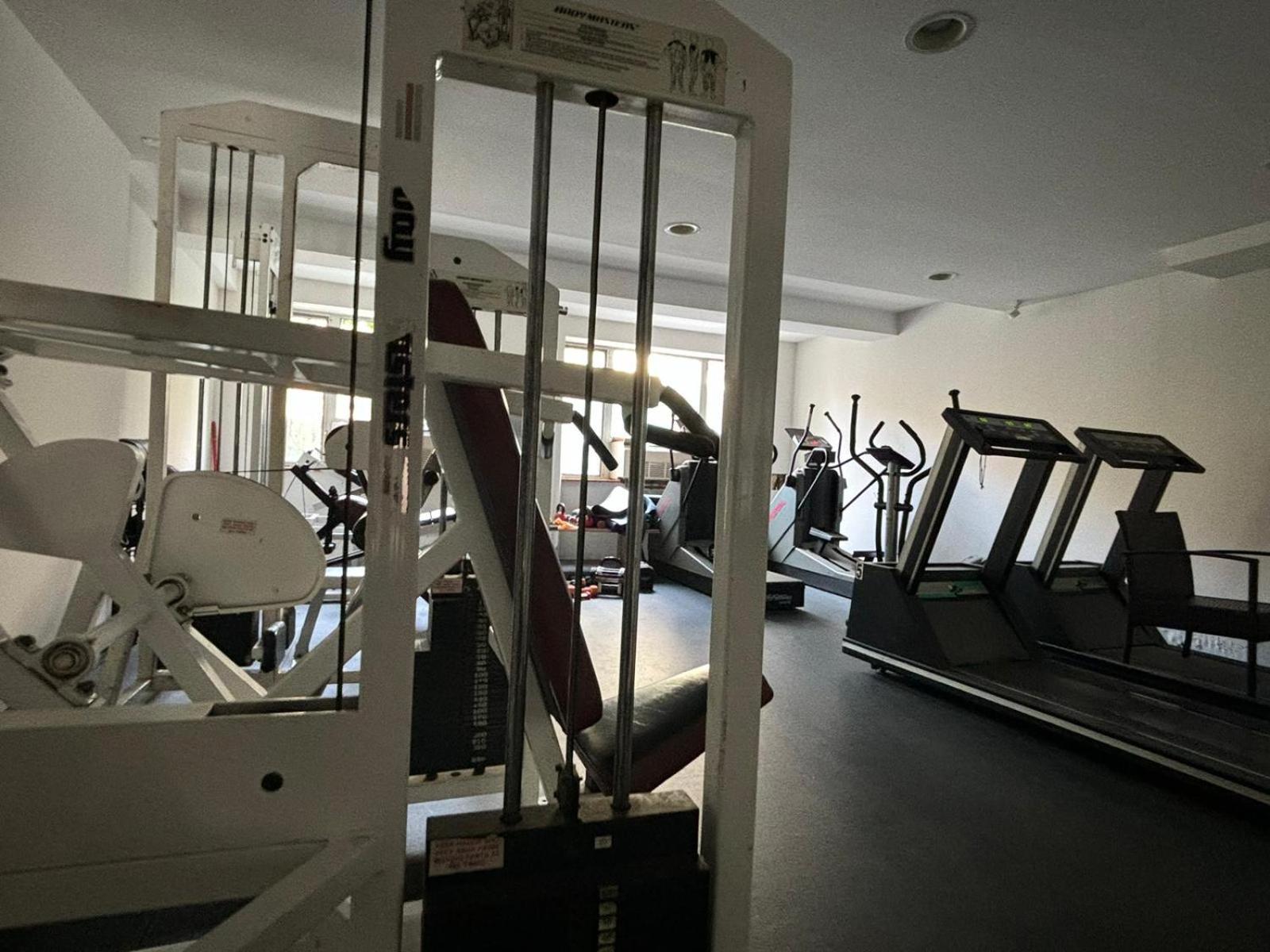 4 Peeps Inwilliamsburg Apartment