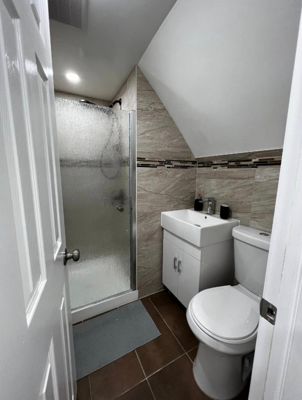 Séjour chez l'habitant Modern & Cozy In Queens Near Train Station And Buses *