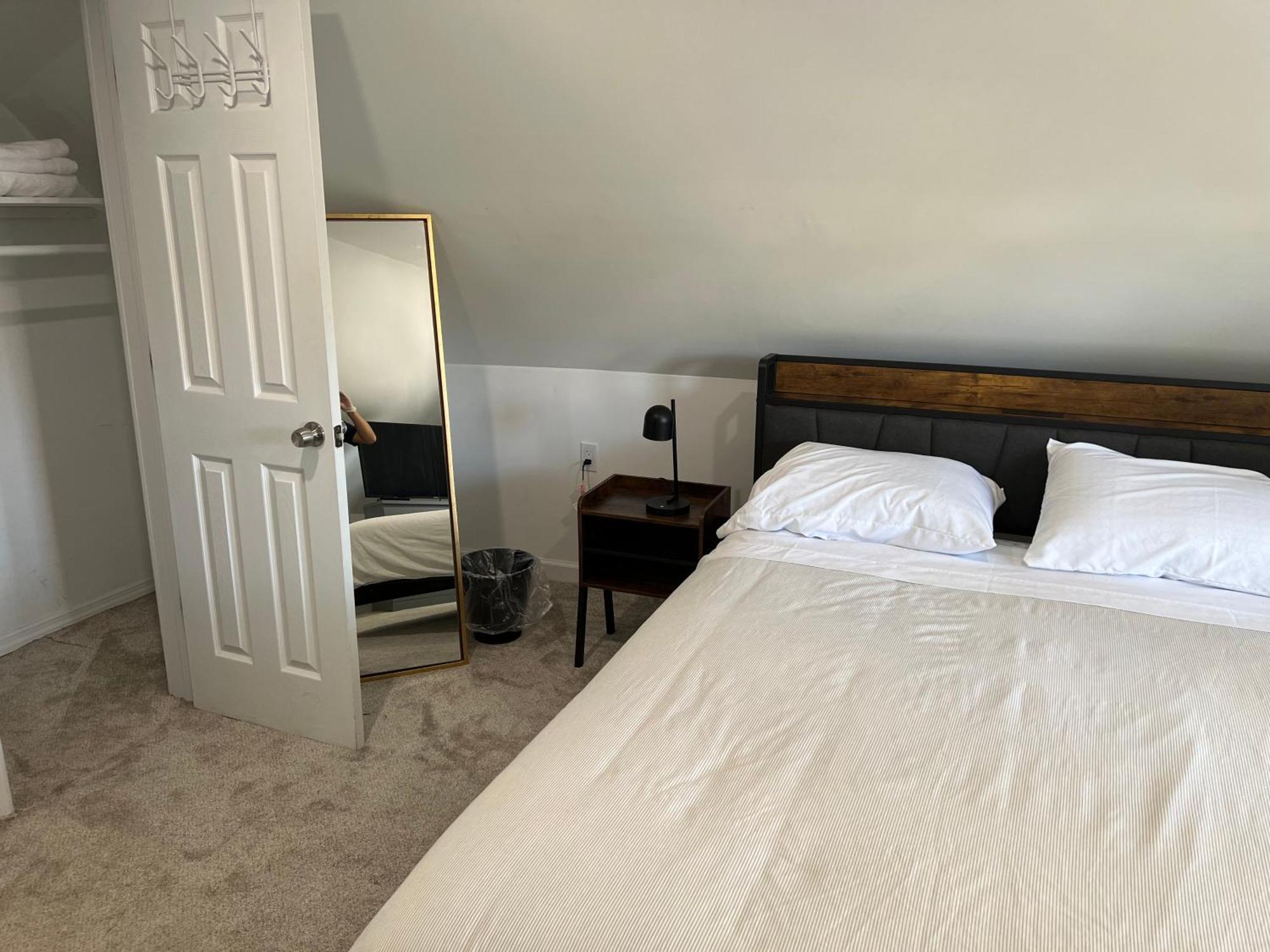 Modern & Cozy In Queens Near Train Station And Buses Séjour chez l'habitant